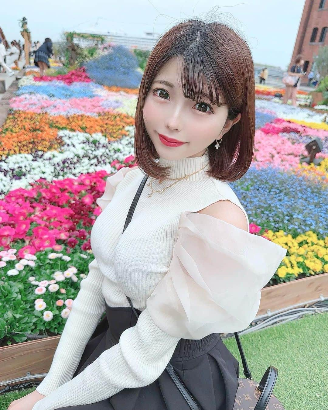 ななぷりんのインスタグラム：「横浜赤レンガ倉庫のFLOWER GARDEN🌷 すごく綺麗だった🫶🏻  tops  @amerge.official  skirt  @michellmacaron_official」