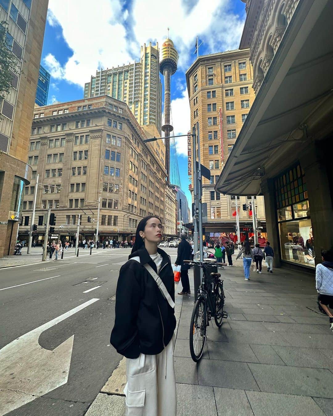 尾崎紗代子さんのインスタグラム写真 - (尾崎紗代子Instagram)「. そんで、シドニーでの写真もぼちぼち上げていきます😊 YouTubeの方では来週から、 パッキング動画を皮切りに お送りしていこうと思っています。  オーストラリア（シドニー）は初めてだったんだけど 子連れ旅行に最高だなと思った点がいくつか☝️  ・海と都会、どちらも近い ・治安が良い ・交通ルールが厳格なため安全 ・日本食屋さん多い ・豪ドルは今のところ円高 ・物価はさほど変わらない（外食除く） ・オージーの皆様大らかで優しい ・都市部ではアジア系も多い為浮かない ・時差ほぼ無し  など、簡単に思いつく限りでもこんな感じで 🇦🇺初心者の我が家でもとっても安心して 過ごすことができました。  「いや、優しすぎだろ」と思うエピソードもあったので そういったことも動画でお話しています。  とにかく今回の旅でオーストラリアが大好きになったので 今後は違う街にも行きたいなと思っています。  今回の旅は @newt_guide で手配したんだけど ちょうどシドニー行きツアーが特別価格になっていたので どっか行きたいな〜と悩んでいる方は ぜひチェックしてみてくださいな😊❤️  写真一枚目は有名なボンダイビーチ 二枚目はフライト後初めてシドニーに 降り立った疲労困憊母。  #momlife #mommylife #mommy  #育児 #ママライフ  #6歳 #4歳 #1歳 #motherof3 #motherhood  #family #familyphoto  #3人育児  #3児のママ #3児ママ  #familytime  #5人家族 #familyphotograhy #familyfirst #newrでシドニーツアー #子連れ旅行 #子連れ海外 #オーストラリア旅行 #シドニー旅行 　 #Australiatrip #Sydney」5月15日 19時23分 - osayo_osayo