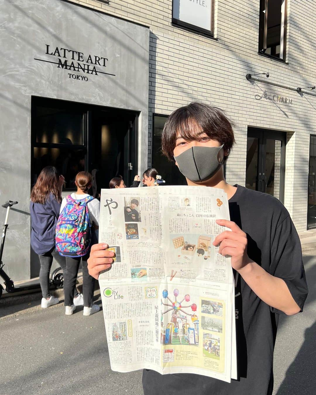 馬場健太のインスタグラム：「「読売新聞」さんから取材のご依頼を頂き、新聞に掲載させていただきました📰  ご依頼頂いた時はあの読売新聞だー！って気持ちでした😳本のご紹介までして頂き嬉しい限りですっ  ただ、わかる人には分かる。もはやツッコんでくるバリスタさんもいたけど、カメラ目線しながらのラテアートはなかなか至難の技でした🫶🏻  皆様のおかげでラテアート本はご好評で、つい先日新しくラテマニにも20冊ほど入荷しました✌︎ ご希望があれば、ささやかながらお店でサインも書かせてもらってます✏️ 「最速でマスターできるラテアートBOOK」是非ご覧ください。  そして実は7/19 or 7/20 名古屋にて出版記念イベントを開催させて頂くことになりました😳😳😳 こちらは詳細決まり次第またお知らせするけど、日程空けといてもらえると嬉しい🫶🏻  ではでは📚  #最速でマスターできるラテアートBOOK #LATTEARTMANIA #ラテアートマニア #ラテマニ #東京カフェ #外苑前カフェ #表参道カフェ #青山カフェ」