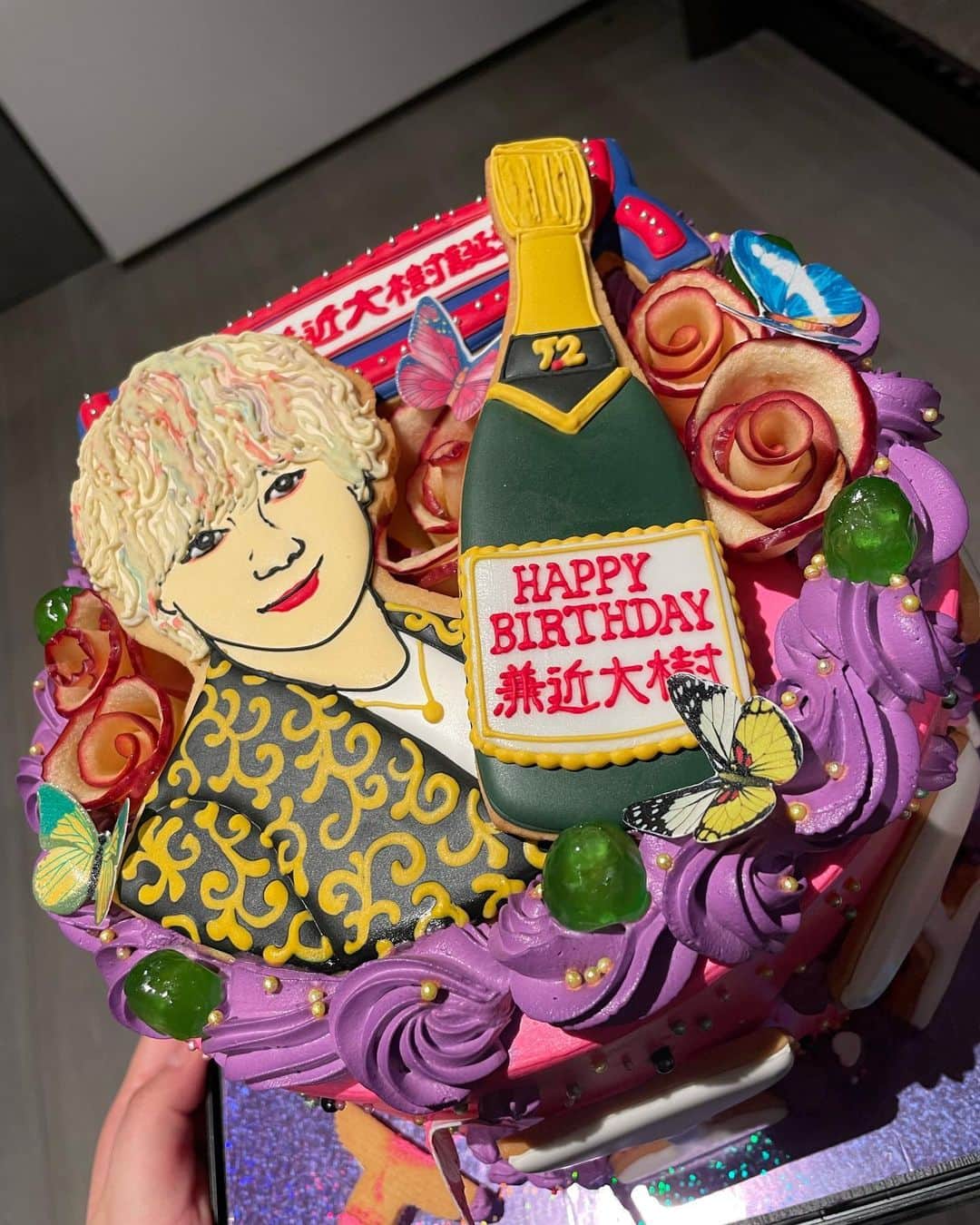 兼近大樹さんのインスタグラム写真 - (兼近大樹Instagram)「ケーキ。  #めちゃ祝い #してもらったなり #アベプラ #abemaprime #EXITV #EXITのベルギー行ったらモテるやつ #ななにー #沢山のレギュラー番組から祝って貰いました #ホンマでっかTV #突破ファイル #オールナイトニッポンX #EXITのモータースポーツ応援宣言 #EXITのアヤシイTV #EXITのPACHIBANG #ラヴィット #めざまし8 #などのレギュラー番組からもちろん祝われています #と信じてます #ぶっとびせんきゅすぅー #レギュラー多い #いろんなところに気を使う」5月15日 19時26分 - kanechikadaiki