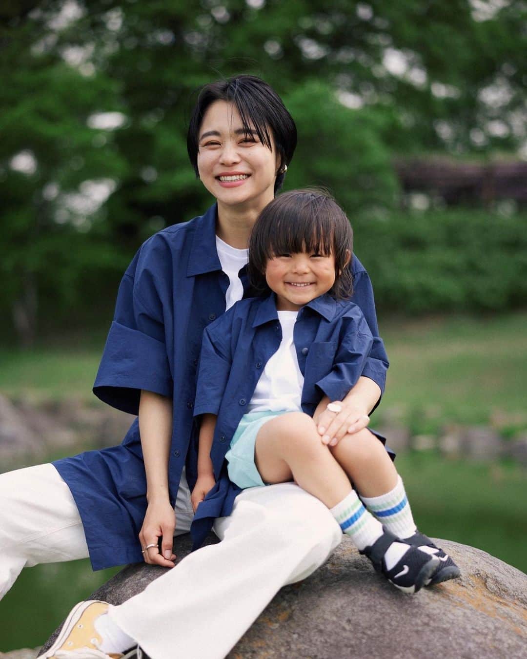 忍舞のインスタグラム：「親子で @gapkids_jp の撮影をさせてもらいました💓  最初人見知りでグズ男でしたがw 1回思い切り泣いたらスッキリしたのか楽しそうにはしゃいでて いい記念になりました🥲✨  親子でお揃いのコーデを選んでみました。 私のシャツはメンズだから 誰でも着られるね✨  息子のパンツは撥水するから 水大好き息子にも最高🙋‍♀️  ちなみに載せた写真はほぼアザーカットだから 掲載の写真もみてね🤳 　  5枚目、、、アイドルかよw♡  @gapkids_jp #Gap #Gapkids #親子リンクコーデ #Family #夏の思い出 #Gap_ad」