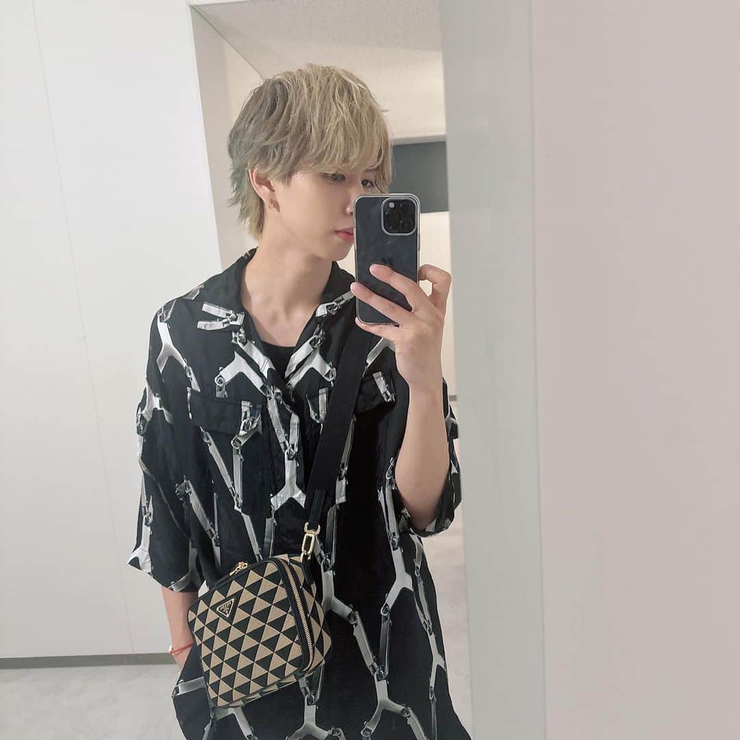 はじめしゃちょーのインスタグラム：「金髪は黒い服が似合うから好き」