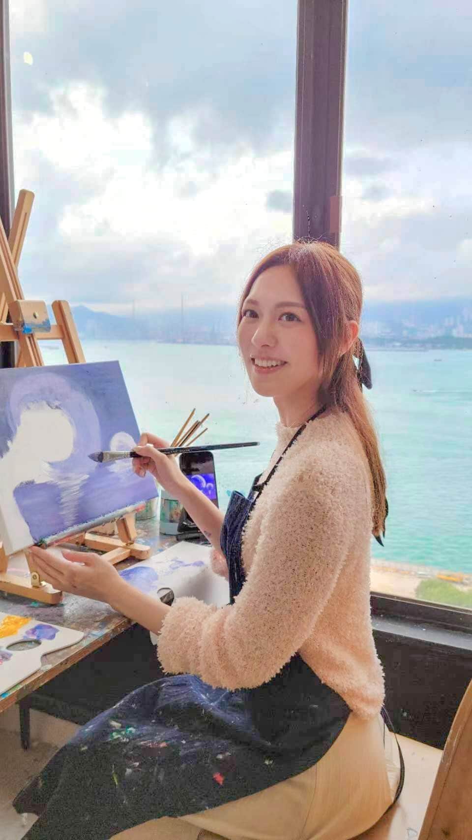 クリスタル・フォンのインスタグラム：「“Every canvas is a journey all its own.”  Art speaks to the soul and washes the dust of daily life off our souls. To come face to face with yourself, make art @sais.tse 🎨」
