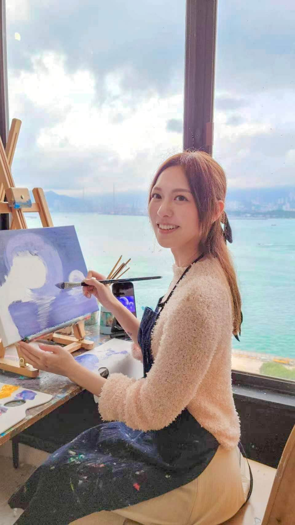 クリスタル・フォンのインスタグラム：「“Every canvas is a journey all its own.”  Art speaks to the soul and washes the dust of daily life off our souls. To come face to face with yourself, make art @sais.tse 🎨」