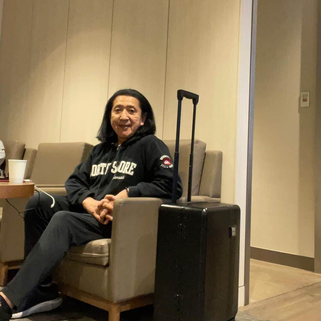 Ken Harakumaのインスタグラム：「ハワイ行って来まーす❣️ 空港ラウンジにて。 初のMOOBER、自動トラベルキャリーケースで海外出発です❣️ @international_yoga_center  #ハワイ  #aloha  #ワイキキ  #surfing」