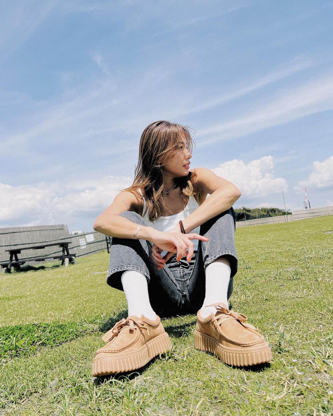 馬詰まほのインスタグラム：「Clarksから新しく登場した " TORHILL トーヒル " シリーズ。 〜〜（＾Ｏ＾）♡  さいっこうです😈😈🖤🖤🖤  #clarks #クラークス #torhill #トーヒルシリーズ」