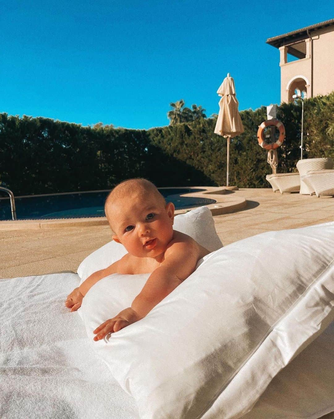 サム・フェアーズさんのインスタグラム写真 - (サム・フェアーズInstagram)「Still can’t believe Edward is 1 🥹💙 I’ve been looking through photos for days 🥲 The first year is so special I wish it didn’t go so fast. Treasure everyday.. even the tougher ones.. our children grow up so quick x x」5月15日 19時34分 - samanthafaiers