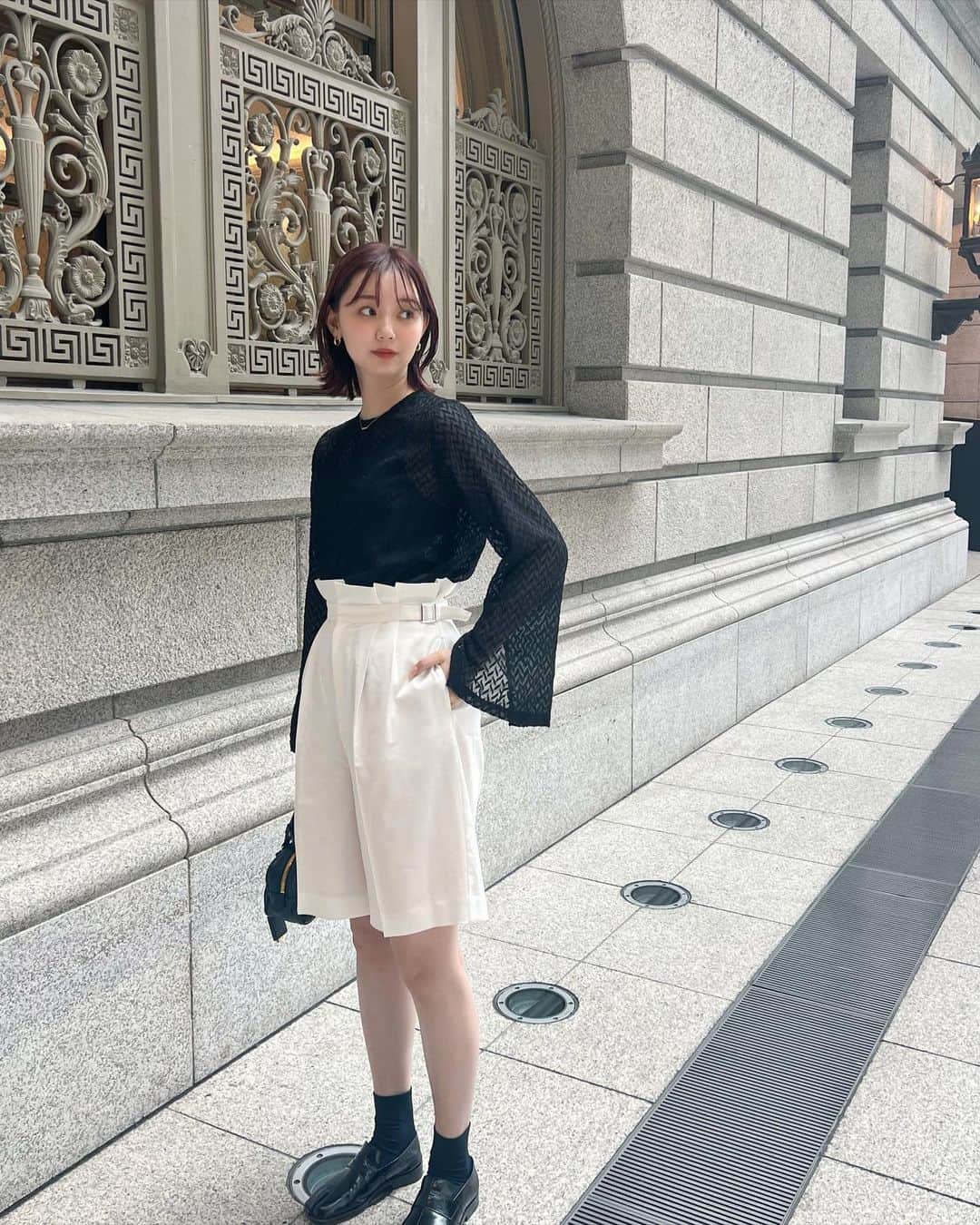 のインスタグラム：「5/21 の受注会場でも置かれる @arumdy_official の新しいハーフパンツ。 大人でも履ける綺麗めパンツが欲しくて♡ 白でも透けないように何度も修正を重ねたアイテムです。  膝ちょい上だと大人でもスッキリおしゃれに履けるのはもちろん、 かなり高めのハイウエストで脚長に見えるように。 同じように履いて欲しくて身長に合わせてフリーサイズとトールサイズをご用意🤍  ハーフパンツのスタイルにはローファーやショートブーツを合わせて、シンプルなアクセを取り入れるのが子供っぽくならないコツなの✨ 夏はTシャツにサンダルで履く予定！足の甲が見えるともっと脚長効果でますよ☺︎  受注会のチケットは残り数枚となりました♡ありがとうございます😭♡ #🥟パンツ」