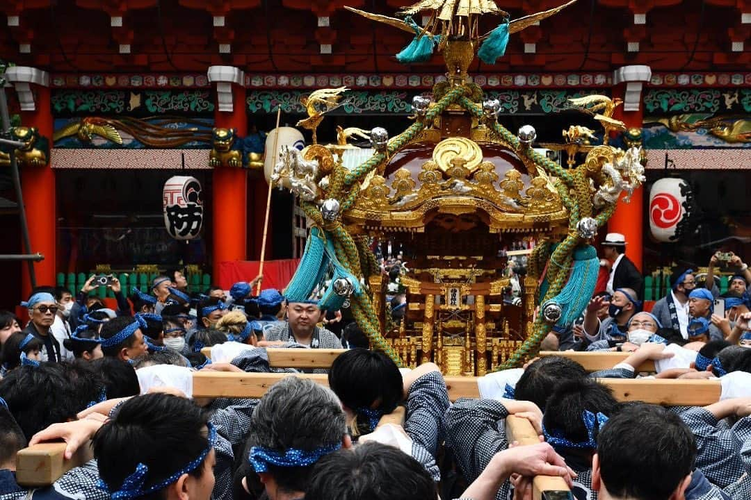 FashionDreamer Dさんのインスタグラム写真 - (FashionDreamer DInstagram)「- -   At festivals, Japanese people gather around the Mikoshi and carry it on their shoulders in order to worship gods.    While carrying the Mikoshi, the carriers often yell “Wasshoi, Wasshoi.”     Japanese people who carry a portable shrine wear Happi and a headband with decorated patterns.   Happi is a traditional Japanese outfit with the Chinese character for the word “Festival” written on the back. Carriers of the portable shrines also wear traditional Japanese socks on their feet.     at Kanda Matsuri.       #Omatsuri  #matsuri  #yukata  #japanesefestival  #mikoshi  #japan  #akiba  #akihabara  #japanese  #manga #Anime  #animegirl  #otaku  #japaneseculture  #japanesefashion #japantrip  #japantravel #Japonya #Japon #Япония #Japão #GIAPPONE #JEPANG #japanphoto  #japan_daytime_view  #japan_of_insta  #japanfocus」5月15日 19時36分 - d_japanese