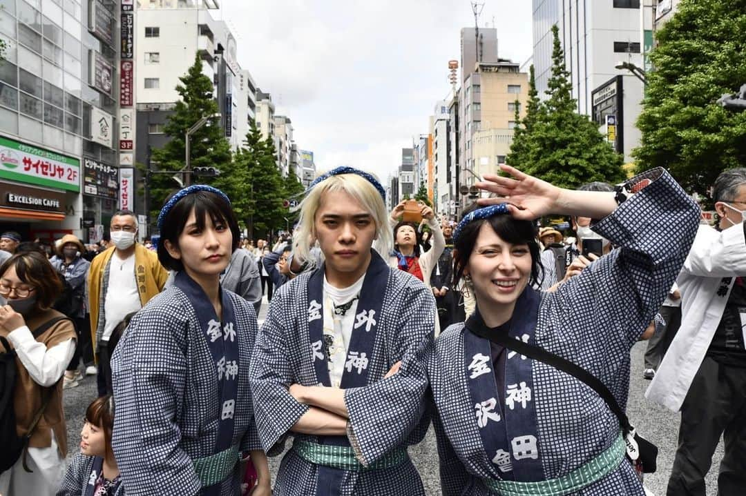 FashionDreamer Dさんのインスタグラム写真 - (FashionDreamer DInstagram)「- -   At festivals, Japanese people gather around the Mikoshi and carry it on their shoulders in order to worship gods.    While carrying the Mikoshi, the carriers often yell “Wasshoi, Wasshoi.”     Japanese people who carry a portable shrine wear Happi and a headband with decorated patterns.   Happi is a traditional Japanese outfit with the Chinese character for the word “Festival” written on the back. Carriers of the portable shrines also wear traditional Japanese socks on their feet.     at Kanda Matsuri.       #Omatsuri  #matsuri  #yukata  #japanesefestival  #mikoshi  #japan  #akiba  #akihabara  #japanese  #manga #Anime  #animegirl  #otaku  #japaneseculture  #japanesefashion #japantrip  #japantravel #Japonya #Japon #Япония #Japão #GIAPPONE #JEPANG #japanphoto  #japan_daytime_view  #japan_of_insta  #japanfocus」5月15日 19時36分 - d_japanese