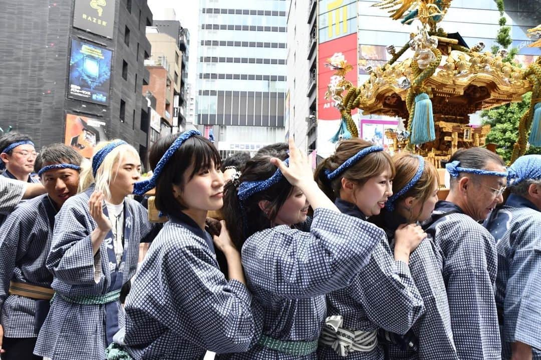 FashionDreamer Dさんのインスタグラム写真 - (FashionDreamer DInstagram)「- -   At festivals, Japanese people gather around the Mikoshi and carry it on their shoulders in order to worship gods.    While carrying the Mikoshi, the carriers often yell “Wasshoi, Wasshoi.”     Japanese people who carry a portable shrine wear Happi and a headband with decorated patterns.   Happi is a traditional Japanese outfit with the Chinese character for the word “Festival” written on the back. Carriers of the portable shrines also wear traditional Japanese socks on their feet.     at Kanda Matsuri.       #Omatsuri  #matsuri  #yukata  #japanesefestival  #mikoshi  #japan  #akiba  #akihabara  #japanese  #manga #Anime  #animegirl  #otaku  #japaneseculture  #japanesefashion #japantrip  #japantravel #Japonya #Japon #Япония #Japão #GIAPPONE #JEPANG #japanphoto  #japan_daytime_view  #japan_of_insta  #japanfocus」5月15日 19時36分 - d_japanese