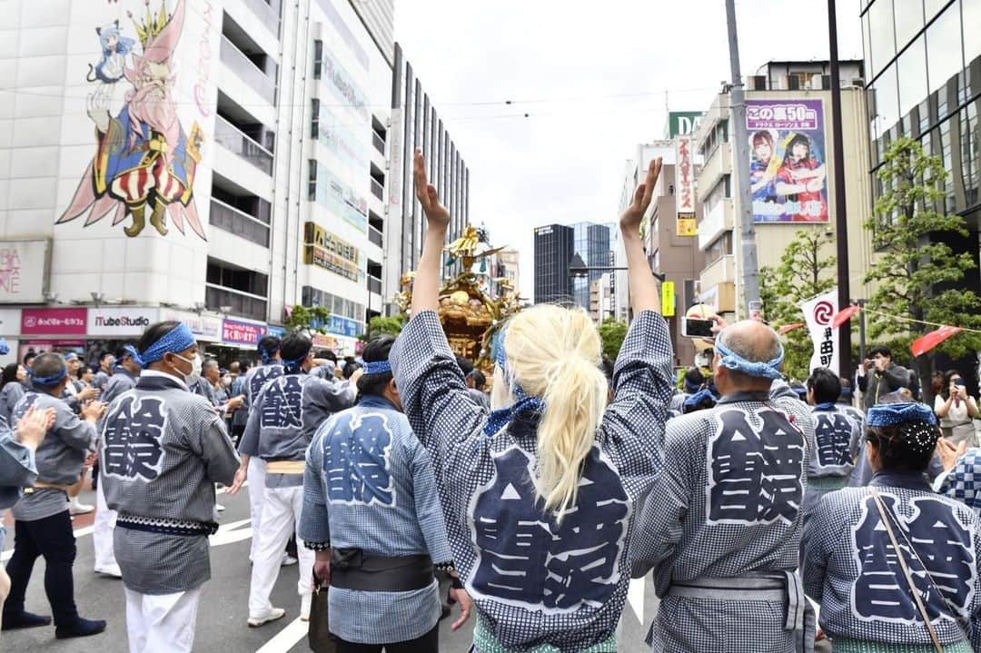 FashionDreamer Dさんのインスタグラム写真 - (FashionDreamer DInstagram)「- -   At festivals, Japanese people gather around the Mikoshi and carry it on their shoulders in order to worship gods.    While carrying the Mikoshi, the carriers often yell “Wasshoi, Wasshoi.”     Japanese people who carry a portable shrine wear Happi and a headband with decorated patterns.   Happi is a traditional Japanese outfit with the Chinese character for the word “Festival” written on the back. Carriers of the portable shrines also wear traditional Japanese socks on their feet.     at Kanda Matsuri.       #Omatsuri  #matsuri  #yukata  #japanesefestival  #mikoshi  #japan  #akiba  #akihabara  #japanese  #manga #Anime  #animegirl  #otaku  #japaneseculture  #japanesefashion #japantrip  #japantravel #Japonya #Japon #Япония #Japão #GIAPPONE #JEPANG #japanphoto  #japan_daytime_view  #japan_of_insta  #japanfocus」5月15日 19時36分 - d_japanese