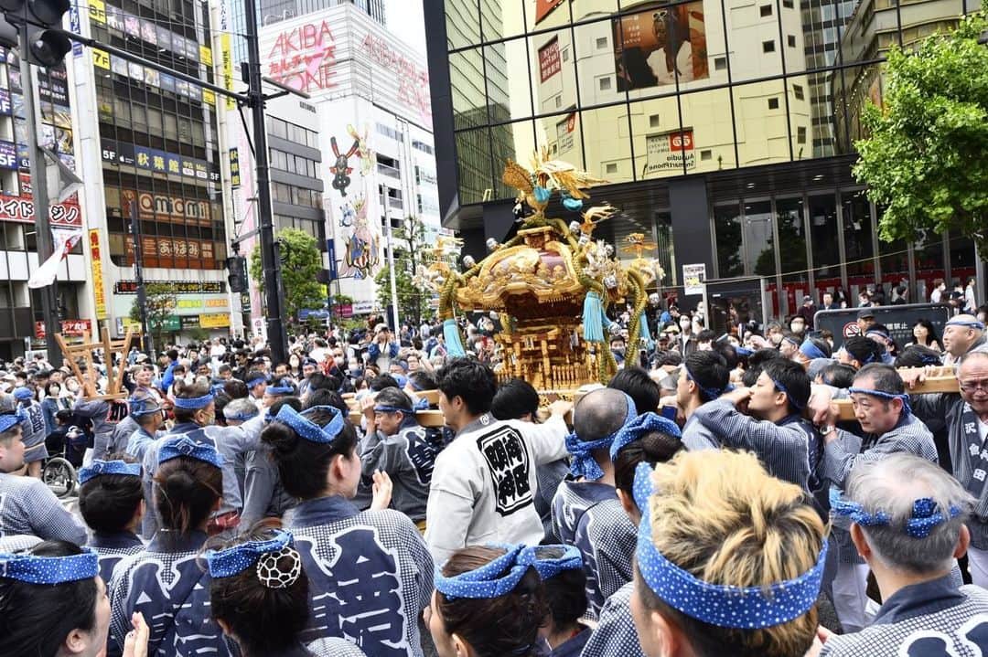 FashionDreamer Dさんのインスタグラム写真 - (FashionDreamer DInstagram)「- -   At festivals, Japanese people gather around the Mikoshi and carry it on their shoulders in order to worship gods.    While carrying the Mikoshi, the carriers often yell “Wasshoi, Wasshoi.”     Japanese people who carry a portable shrine wear Happi and a headband with decorated patterns.   Happi is a traditional Japanese outfit with the Chinese character for the word “Festival” written on the back. Carriers of the portable shrines also wear traditional Japanese socks on their feet.     at Kanda Matsuri.       #Omatsuri  #matsuri  #yukata  #japanesefestival  #mikoshi  #japan  #akiba  #akihabara  #japanese  #manga #Anime  #animegirl  #otaku  #japaneseculture  #japanesefashion #japantrip  #japantravel #Japonya #Japon #Япония #Japão #GIAPPONE #JEPANG #japanphoto  #japan_daytime_view  #japan_of_insta  #japanfocus」5月15日 19時36分 - d_japanese