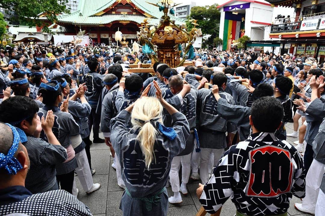 FashionDreamer Dさんのインスタグラム写真 - (FashionDreamer DInstagram)「- -   At festivals, Japanese people gather around the Mikoshi and carry it on their shoulders in order to worship gods.    While carrying the Mikoshi, the carriers often yell “Wasshoi, Wasshoi.”     Japanese people who carry a portable shrine wear Happi and a headband with decorated patterns.   Happi is a traditional Japanese outfit with the Chinese character for the word “Festival” written on the back. Carriers of the portable shrines also wear traditional Japanese socks on their feet.     at Kanda Matsuri.       #Omatsuri  #matsuri  #yukata  #japanesefestival  #mikoshi  #japan  #akiba  #akihabara  #japanese  #manga #Anime  #animegirl  #otaku  #japaneseculture  #japanesefashion #japantrip  #japantravel #Japonya #Japon #Япония #Japão #GIAPPONE #JEPANG #japanphoto  #japan_daytime_view  #japan_of_insta  #japanfocus」5月15日 19時36分 - d_japanese