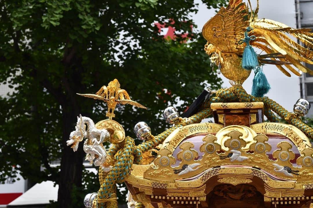 FashionDreamer Dさんのインスタグラム写真 - (FashionDreamer DInstagram)「- -   At festivals, Japanese people gather around the Mikoshi and carry it on their shoulders in order to worship gods.    While carrying the Mikoshi, the carriers often yell “Wasshoi, Wasshoi.”     Japanese people who carry a portable shrine wear Happi and a headband with decorated patterns.   Happi is a traditional Japanese outfit with the Chinese character for the word “Festival” written on the back. Carriers of the portable shrines also wear traditional Japanese socks on their feet.     at Kanda Matsuri.       #Omatsuri  #matsuri  #yukata  #japanesefestival  #mikoshi  #japan  #akiba  #akihabara  #japanese  #manga #Anime  #animegirl  #otaku  #japaneseculture  #japanesefashion #japantrip  #japantravel #Japonya #Japon #Япония #Japão #GIAPPONE #JEPANG #japanphoto  #japan_daytime_view  #japan_of_insta  #japanfocus」5月15日 19時36分 - d_japanese