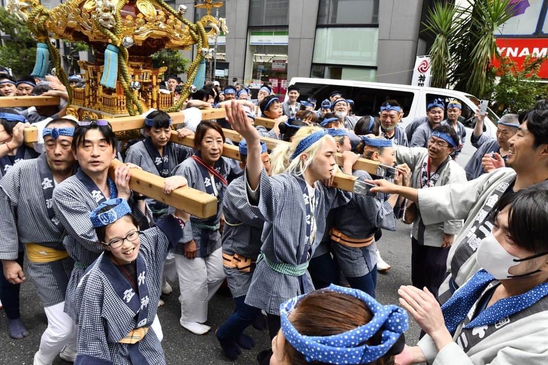 FashionDreamer Dさんのインスタグラム写真 - (FashionDreamer DInstagram)「- -   At festivals, Japanese people gather around the Mikoshi and carry it on their shoulders in order to worship gods.    While carrying the Mikoshi, the carriers often yell “Wasshoi, Wasshoi.”     Japanese people who carry a portable shrine wear Happi and a headband with decorated patterns.   Happi is a traditional Japanese outfit with the Chinese character for the word “Festival” written on the back. Carriers of the portable shrines also wear traditional Japanese socks on their feet.     at Kanda Matsuri.       #Omatsuri  #matsuri  #yukata  #japanesefestival  #mikoshi  #japan  #akiba  #akihabara  #japanese  #manga #Anime  #animegirl  #otaku  #japaneseculture  #japanesefashion #japantrip  #japantravel #Japonya #Japon #Япония #Japão #GIAPPONE #JEPANG #japanphoto  #japan_daytime_view  #japan_of_insta  #japanfocus」5月15日 19時36分 - d_japanese