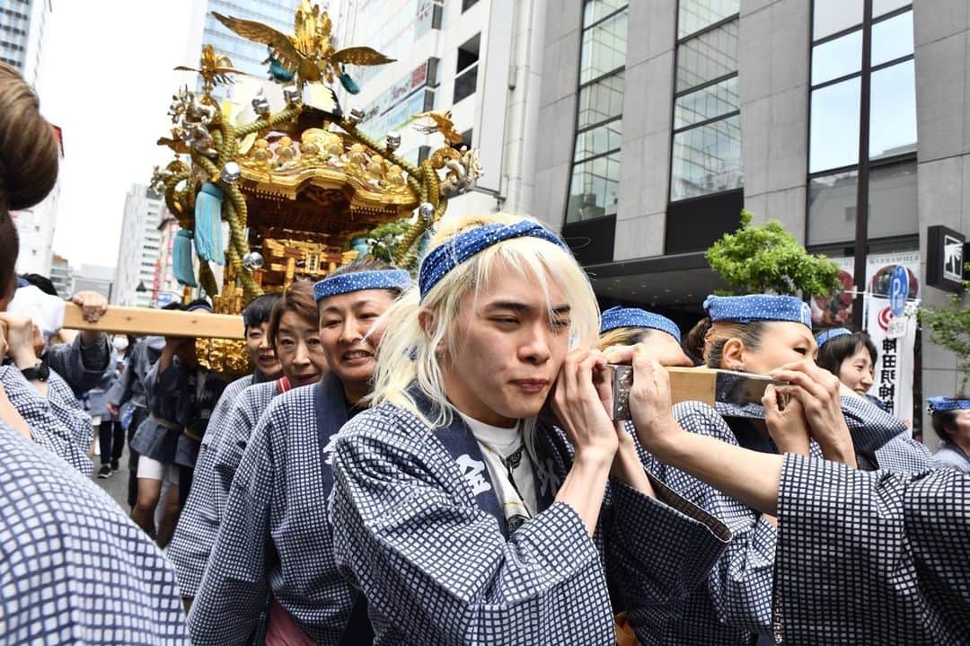 FashionDreamer Dのインスタグラム：「- -   At festivals, Japanese people gather around the Mikoshi and carry it on their shoulders in order to worship gods.    While carrying the Mikoshi, the carriers often yell “Wasshoi, Wasshoi.”     Japanese people who carry a portable shrine wear Happi and a headband with decorated patterns.   Happi is a traditional Japanese outfit with the Chinese character for the word “Festival” written on the back. Carriers of the portable shrines also wear traditional Japanese socks on their feet.     at Kanda Matsuri.       #Omatsuri  #matsuri  #yukata  #japanesefestival  #mikoshi  #japan  #akiba  #akihabara  #japanese  #manga #Anime  #animegirl  #otaku  #japaneseculture  #japanesefashion #japantrip  #japantravel #Japonya #Japon #Япония #Japão #GIAPPONE #JEPANG #japanphoto  #japan_daytime_view  #japan_of_insta  #japanfocus」