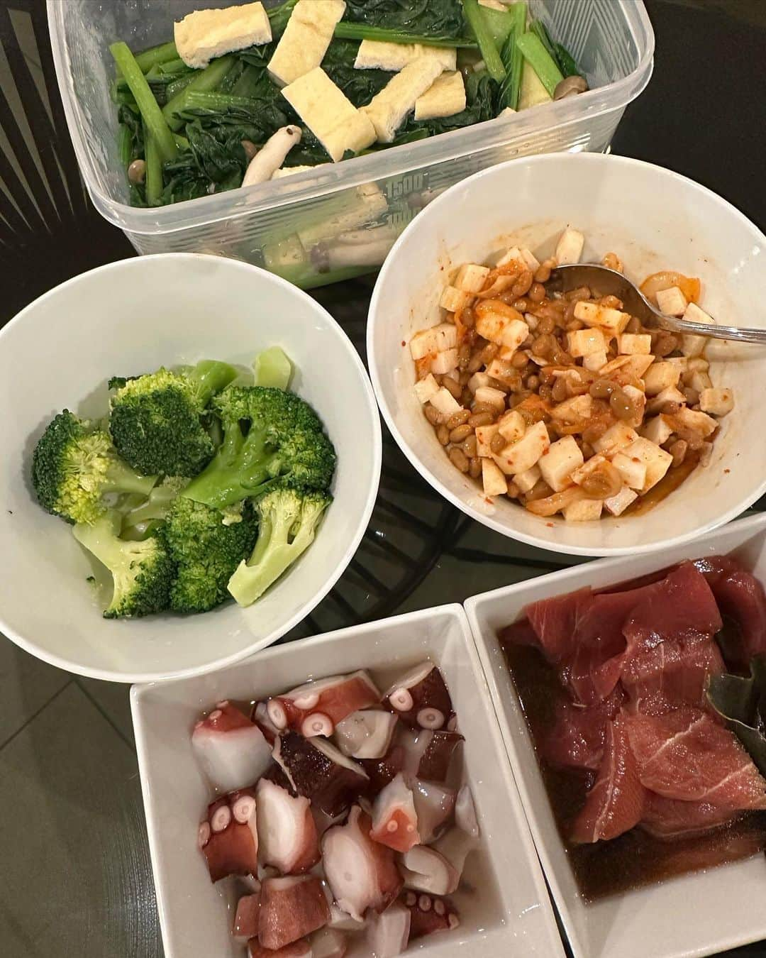 里田まいさんのインスタグラム写真 - (里田まいInstagram)「久々に、ご飯でも載せてみるかな😂  最近のご飯で気をつけているのは、 味付けはなるべく控えめに。年齢とともに気をつけたい！  1枚目、きんぴらごぼう。豚肉を入れて食べ応えを出してるけど、お肉は豚ロース肉。プラス、脂身は包丁で切り落とします。  2枚目、ロールキャベツ。中のタネは、鶏胸挽肉。玉ねぎもたっぷり入れて。コンソメ風味にしてるけど、ベーコンを入れていないから、コクが足りないなぁと思い、オリーブオイルを最後に少し。  3枚目、我が家お馴染みの副菜。 ブロッコリーのナムル、小松菜、しめじ、油揚げのお浸し、キムチ納豆山芋（アボカド入れ忘れた）、タコの酢の物（わかめもあるときはある）、マグロ赤身の漬け。  ようやく、自分の定番メニュー、食卓が出来るようになってきたかなぁと思う、主婦歴12年目。  遅い🤣  でも料理は、基本好き！ でも人が作ってくれたご飯食べるのはもっと好き！🤣（追記）」5月15日 19時36分 - maisatoda_official