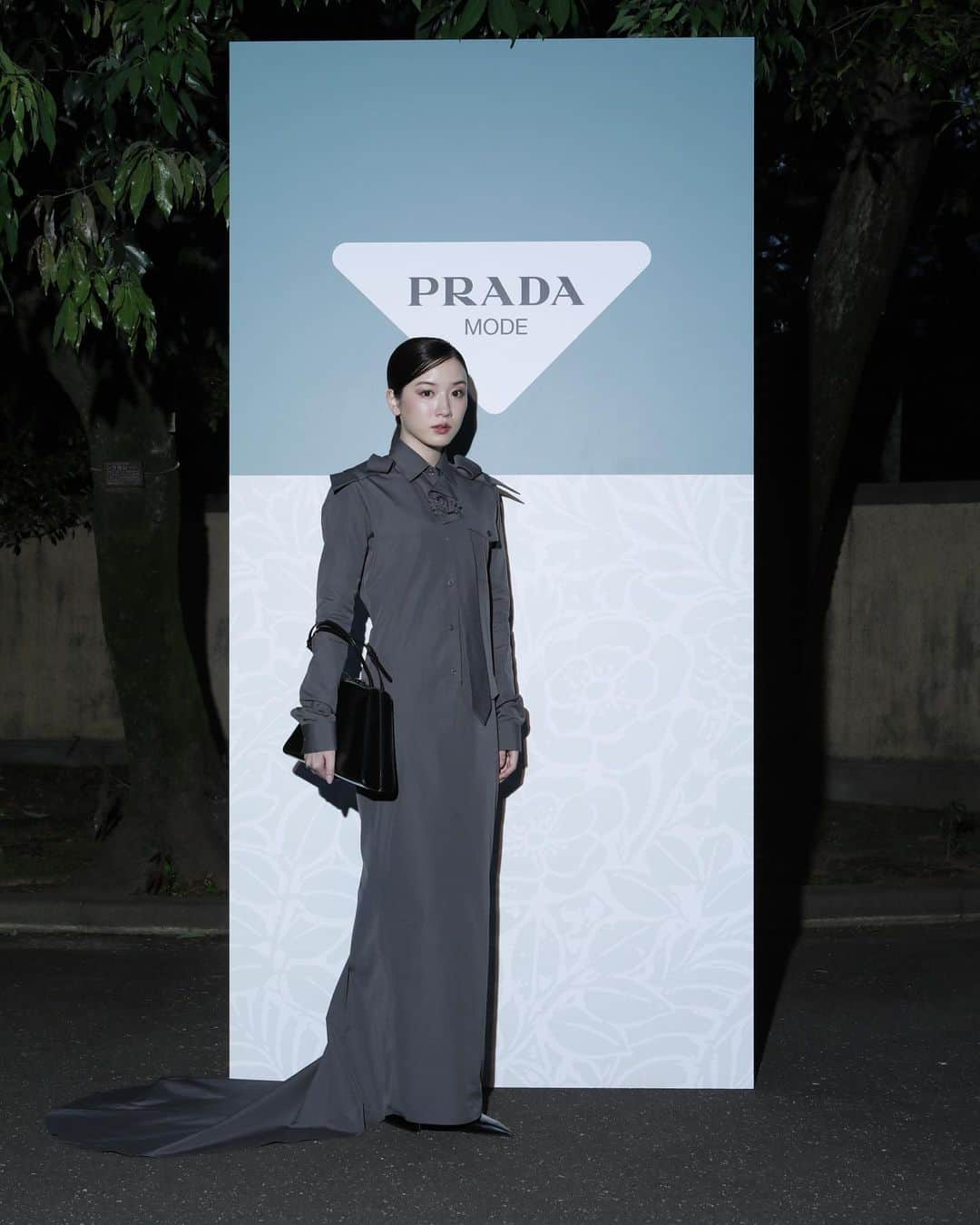 永野芽郁のインスタグラム：「・ 世界巡回型イベント「PRADA MODE」に行ってきました☺️  最後のページ、オフショットを載せときます🤫🤫   #永野芽郁  #PRADAMODE #最後に #オフショット #載せちゃいます #📸 #🤫☺️  #最後まで #見てください #😂」