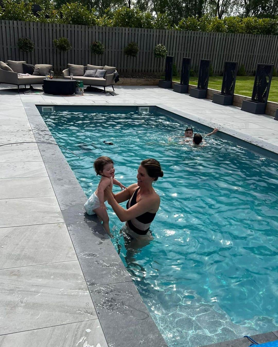 ダニエル・オハラさんのインスタグラム写真 - (ダニエル・オハラInstagram)「Fun in the pool with my beautiful baby girl yesterday she loved it 🥰 #mommy #babygirl #daughter」5月15日 19時47分 - missdlloyd