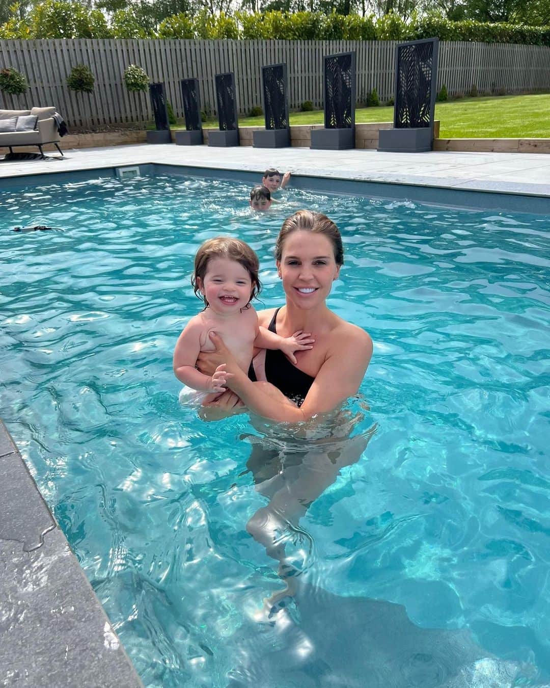 ダニエル・オハラのインスタグラム：「Fun in the pool with my beautiful baby girl yesterday she loved it 🥰 #mommy #babygirl #daughter」