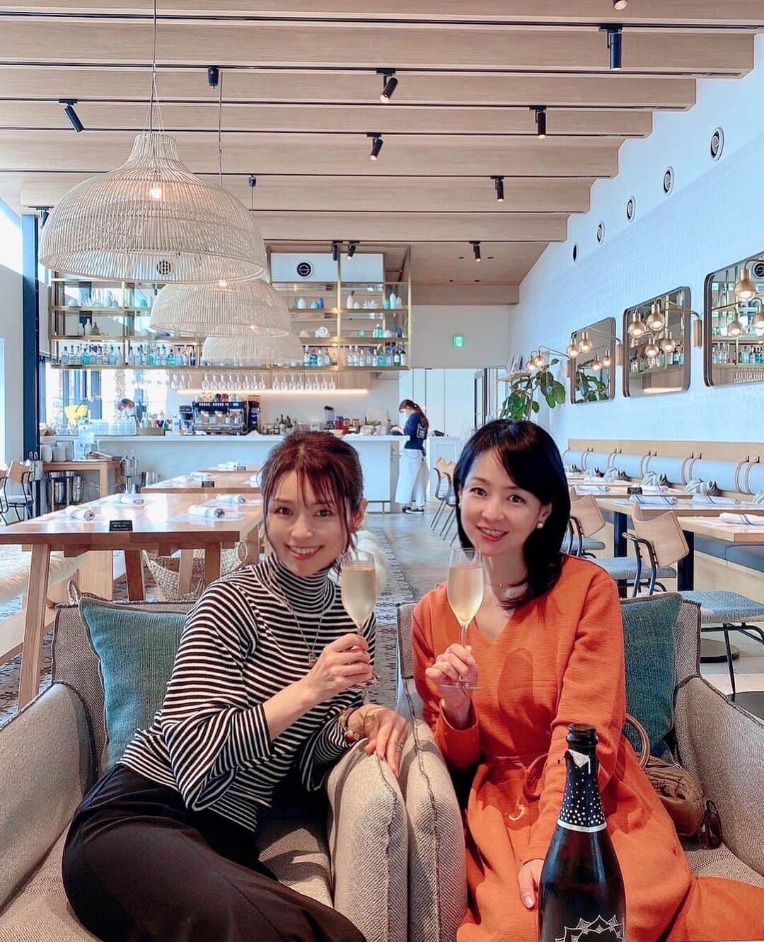近藤淳子さんのインスタグラム写真 - (近藤淳子Instagram)「親友りえちゃんとL.A.マリブで絶大な人気を誇るという、 逗子マリーナの 【MARIBU　FARM】へ。「FRESH, ORGANIC, LOCAL」をテーマに、湘南食材を中心に堪能できるレストランです。  りえちゃんの美容健康にかけるリサーチと行動力は素晴らしく、仕事ぶりはしっかり男前。子供達との向き合い方は尊敬しかないのです。  大学時代までさかのぼって、それはそれは…めくるめくトークに花が咲きましたとさ🥂笑  @rie_fujita.ana  #藤田りえ   #絶対的な味方がいること  #りえちゃんが税理士志望だったとは  @malibufarm_zushimarina  #マリブファーム」5月15日 19時47分 - kondo_junko_