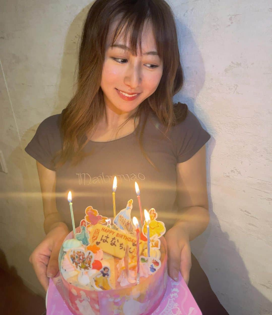 足立華のインスタグラム：「昨日5/14はお誕生日でした🌸大好きなディズニープリンセス🥹🥹🥹🥹💖  インキャなわたしと仲良くしてくれる大好きな友達たちにケーキでお祝いして貰いました😍みんなありがとうだ🌸🌸だ  今年から年齢非公開にします！爆  みんないつもインスタとか色々なところで応援してくれてありがとう☺️  2🙆‍♀️歳も色々なことに挑戦します！  #グラビア #インスタグラビア  #gravure #model #instalove  #instagood #instagram #ootd #followforfollowback #f4f #japanesegirl #japan #photo #东京 #ビジョビ #photography #cosplay #cosplayer #モデル #粉我 #Japan #日本女孩 #韓国 #フェチ #맞팔  #맞팔 #内衣 #followｍe #followersaktifmurah」