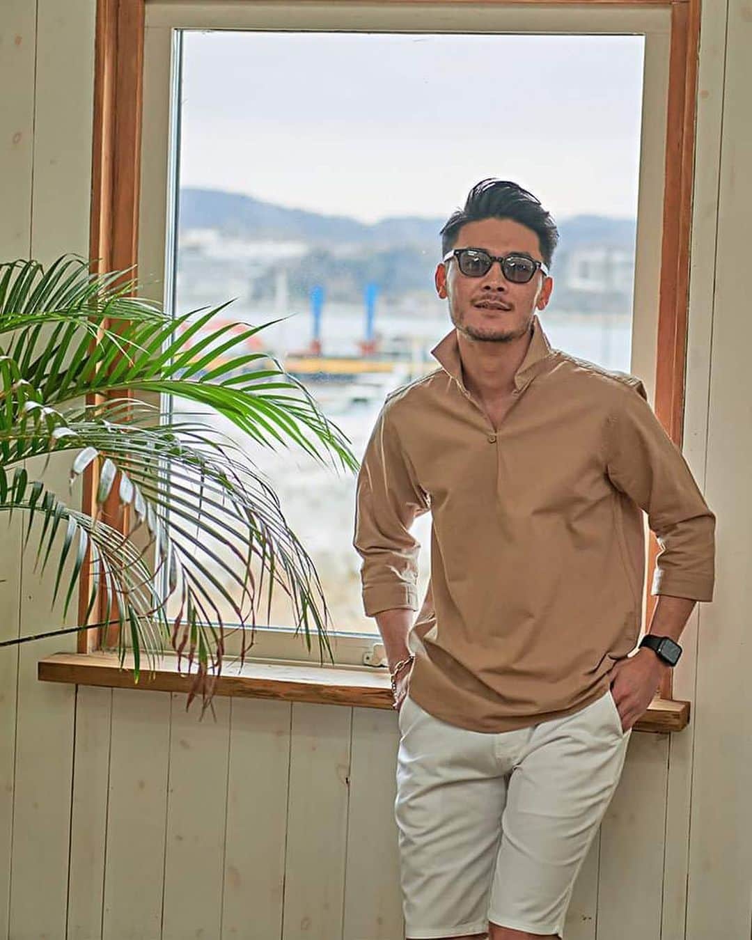 BITTER STORE OFFICIAL Instagramのインスタグラム：「. //爽快な着心地が魅力のカプリ型パナマシャツ！//  「カプリシャツ」とはイタリア南部のカプリ島から名前を取ったプルオーバーシャツのこと😉  ラフなシルエットと涼しげな着心地、さらにきちんと感もあってきれいめなので大人のリゾートスタイルにぴったりのアイテムです💨  肌との接触を少なくした独特な肌触りのパナマ生地を採用しさらりとした快適な着心地を実現しました😘  すこしゆとりのあるサイズ感なのでふんわりとした空気感が生まれ大人の余裕あるこなれ感を感じさせてくれます😎🙌  シンプルで合わせやすい無地と爽やかな印象のストライプ、全9カラーをご用意💥  デニムパンツやチノパンツはもちろん、リネンパンツやショーツ、サンダルとのコーディネートがオススメです🔥  購入は写真をタップ 品番:caai19-02  #bitter #bitterstore #mensfashion #mensstyle #メンズスタイル #メンズファッション #春コーデ #春スタイル #夏コーデ #夏スタイル #シャツコーデ #リゾートコーデ #海コーデ #大人コーデ #大人ファッション #イタリアンファッション #モテコーデ #デートコーデ #ショーツコーデ #ハーフパンツコーデ」
