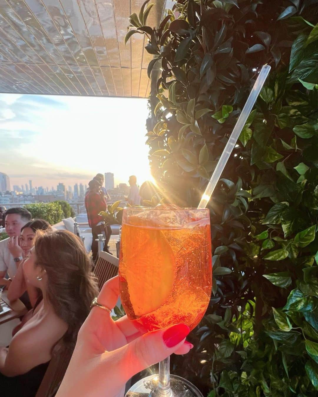 滝沢結貴さんのインスタグラム写真 - (滝沢結貴Instagram)「🧡The Roof Public Hotel  ⁡ ニューヨークの夏の楽しみといえば、きれいな景色が一望できるルーフトップバーめぐり🍸 ⁡ この日訪れたのは、LESにあるPublic Hotelのルーフ！ 内装もおしゃれで、ダウンタウンからミッドタウンまで見渡せるビューが圧巻。🗽✨ 今の所、マンハッタンで1番好きなルーフトップバーです🩷 ⁡ 陽が沈む前に行って、サンセットを見るのも素敵🌞 ⁡ 飲んでいるのは、数年前の夏にパリで出会ってから、夏になったら恋しくなるアペロール・スピリッツ🍊  #myc #nycrooftop #rooftopbar #ニューヨーク#ニューヨーク生活#ニューヨーク旅行」5月15日 19時45分 - yuntokyo