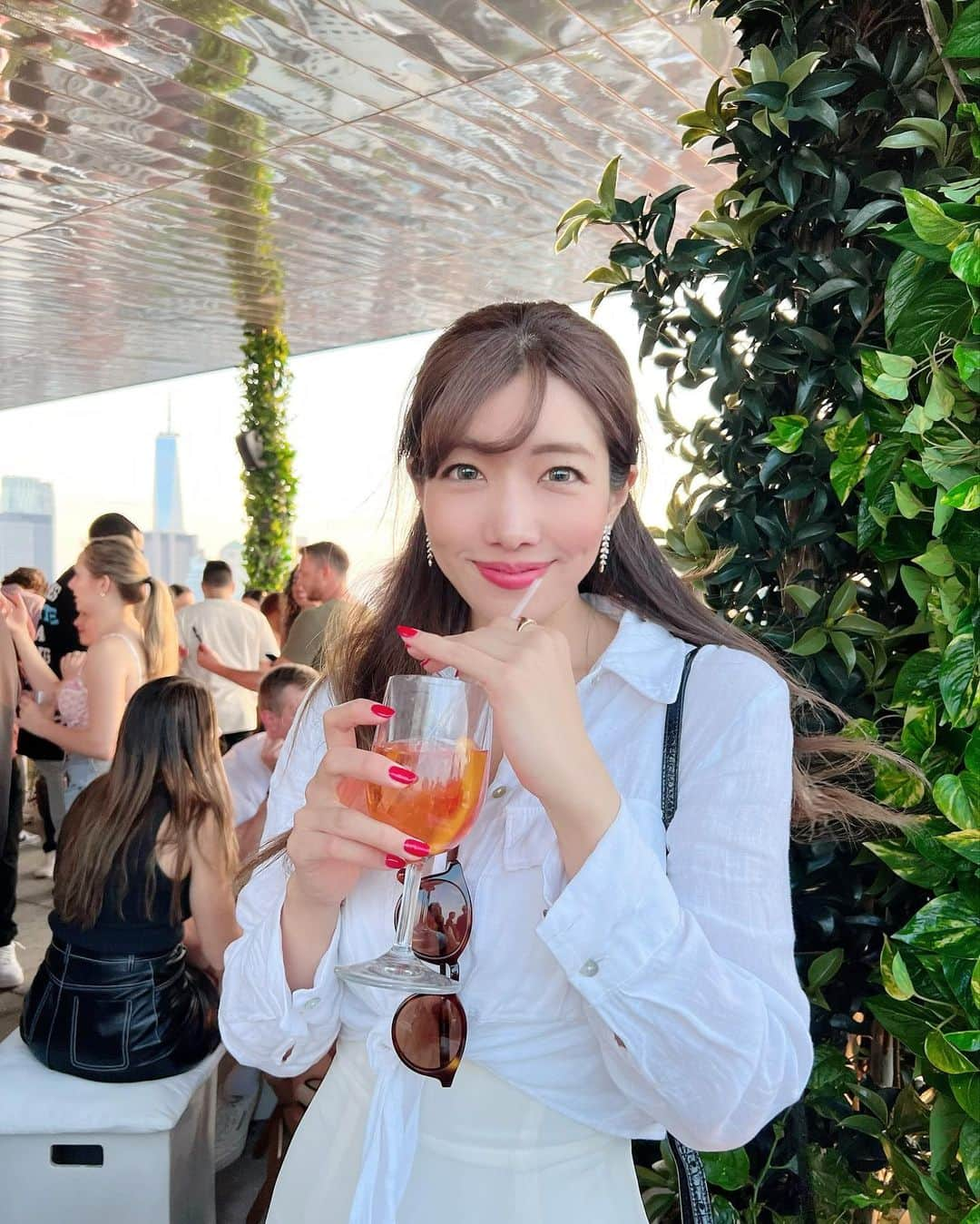 滝沢結貴さんのインスタグラム写真 - (滝沢結貴Instagram)「🧡The Roof Public Hotel  ⁡ ニューヨークの夏の楽しみといえば、きれいな景色が一望できるルーフトップバーめぐり🍸 ⁡ この日訪れたのは、LESにあるPublic Hotelのルーフ！ 内装もおしゃれで、ダウンタウンからミッドタウンまで見渡せるビューが圧巻。🗽✨ 今の所、マンハッタンで1番好きなルーフトップバーです🩷 ⁡ 陽が沈む前に行って、サンセットを見るのも素敵🌞 ⁡ 飲んでいるのは、数年前の夏にパリで出会ってから、夏になったら恋しくなるアペロール・スピリッツ🍊  #myc #nycrooftop #rooftopbar #ニューヨーク#ニューヨーク生活#ニューヨーク旅行」5月15日 19時45分 - yuntokyo