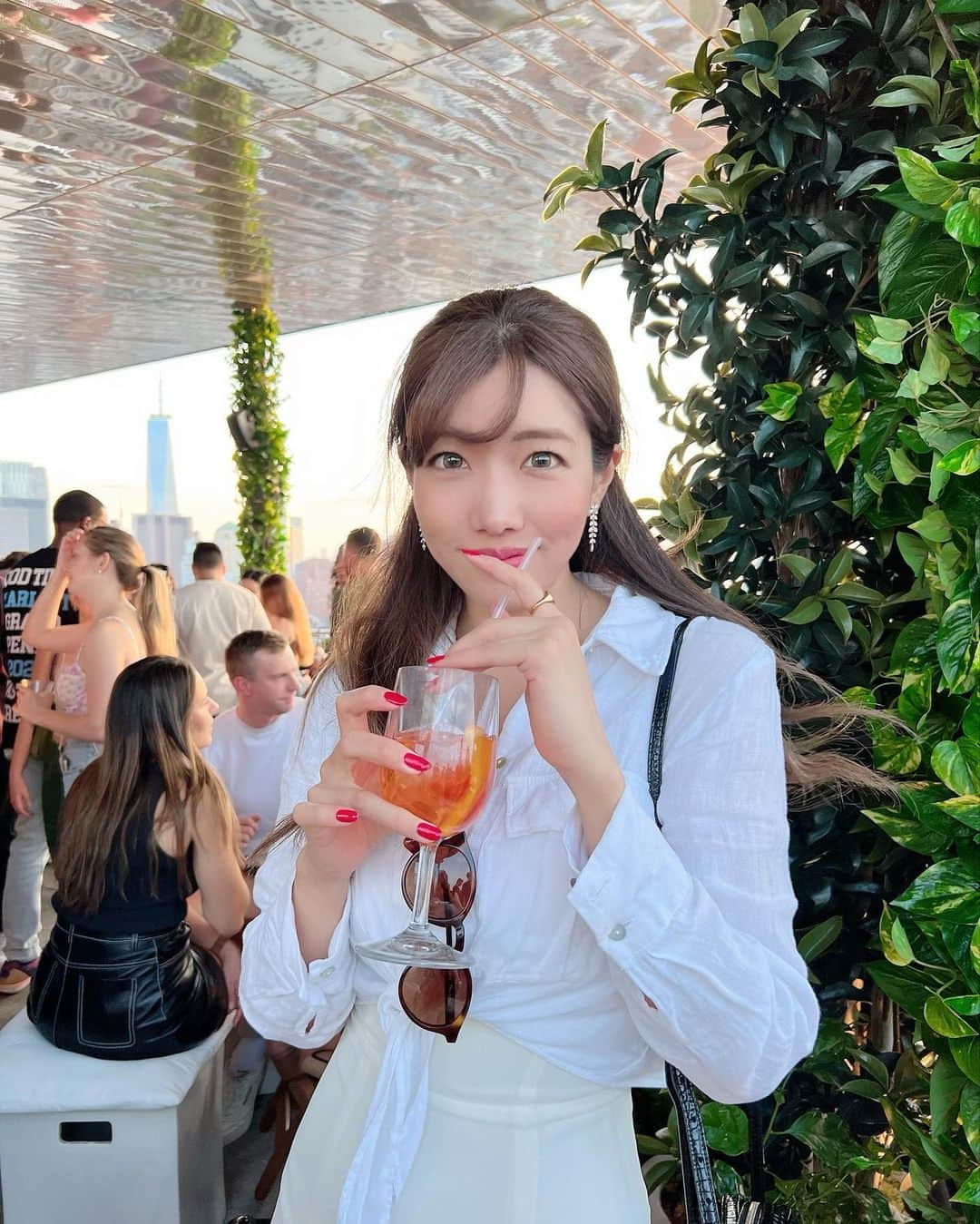 滝沢結貴さんのインスタグラム写真 - (滝沢結貴Instagram)「🧡The Roof Public Hotel  ⁡ ニューヨークの夏の楽しみといえば、きれいな景色が一望できるルーフトップバーめぐり🍸 ⁡ この日訪れたのは、LESにあるPublic Hotelのルーフ！ 内装もおしゃれで、ダウンタウンからミッドタウンまで見渡せるビューが圧巻。🗽✨ 今の所、マンハッタンで1番好きなルーフトップバーです🩷 ⁡ 陽が沈む前に行って、サンセットを見るのも素敵🌞 ⁡ 飲んでいるのは、数年前の夏にパリで出会ってから、夏になったら恋しくなるアペロール・スピリッツ🍊  #myc #nycrooftop #rooftopbar #ニューヨーク#ニューヨーク生活#ニューヨーク旅行」5月15日 19時45分 - yuntokyo