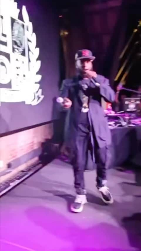 タリブ・クウェリのインスタグラム：「Been rocking with @punchline_nyc since 97, stand up dude. #liberation2 now at @hearluminary   Repost from @punchline_nyc • Rocked on stage with my bro @talibkweli at the @lyricistlounge event sunday night for his origin story. Here we performed " air quotes " off his new liberation 2 album with @madlib check out the new album on @hearluminary his daughter @mynameisdiani bodies this song. Oh yeah and yall gonna #RespectTheGreens salute family #hiphop #LyricistLoungeOriginStories #talibkweli #rap #nyc #blackstar #music #performance #liberation2」