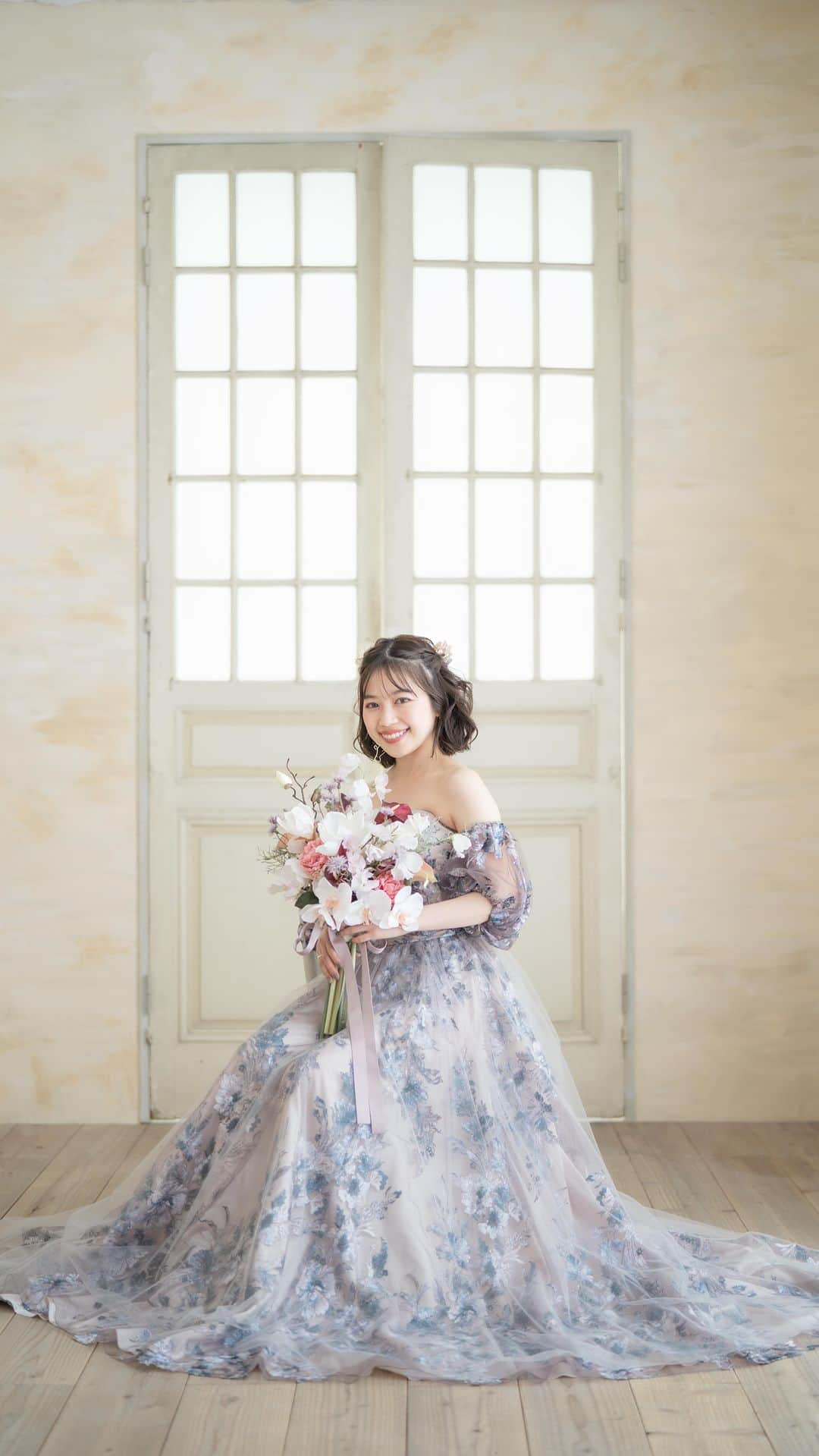 CLAIREのインスタグラム：「mizukiさんとの撮影コラボ特典は5月末まで🕊  【スタジオ撮影特典】 投稿を見てご来店&ご成約いただいたお客様はなんと衣装1着無料に✨  ※50,000円以上のご成約で適用となります。  ぜひこの機会にご利用ください☺️  #クレールブライダルスタジオ #フォトウェディング #結婚式準備 #プレ花嫁 #卒花嫁 #和装ヘア #和装前撮り #前撮り #写真で結婚式 #白無垢 #着物 #ウェディングドレス #結婚写真 #結婚準備 #日本中のプレ花嫁さんと繋がりたい#ウエディングフォト #フォトウエディング #2023春婚 #2023夏婚 #2023秋婚 #都内ウエディングフォト」