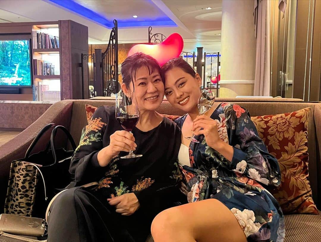 遊海 Yuumiさんのインスタグラム写真 - (遊海 YuumiInstagram)「Happy Mother’s Day to my mothers ❤️ who give me a life in amazing world and who thought me so much in life ❤️ I love you both so much forever 💕💕  母の日おめでとう💕 大好きなママたちへ この世界に産んでくれて感謝、この世の中を生き抜く力と心を教えてくれて感謝❗️ #happymothersday #love #mommy #mothersday #母の日」5月15日 19時49分 - yuumi_kato