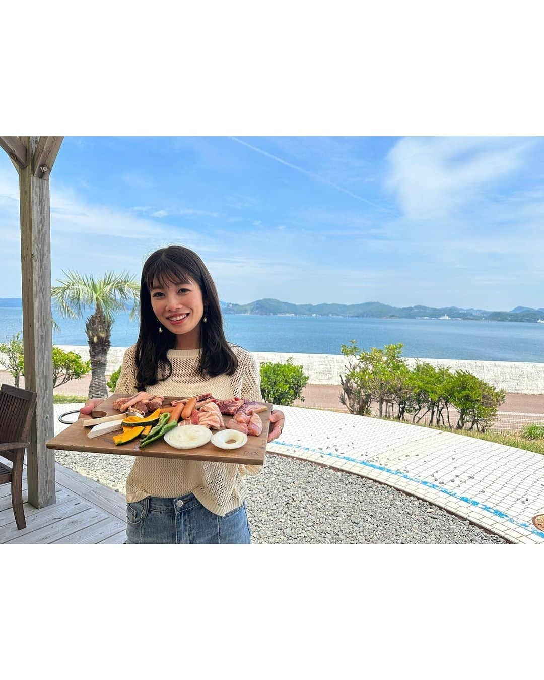 梅山茜のインスタグラム：「. ＊BBQ〜🍖＊ . 先日海辺でBBQをしました！ もうロケーション最高🏝 時折吹く風が気持ちよかったです🫧  ただ食べるのと喋るのに夢中すぎて その間景色のこと忘れてるし ちゃんと撮った写真これだけ😇 焼いてる時のとか撮ればよかった。。  GWあんまり遊べなかったから遅めの休暇でした🧡  ※今回ご期待に沿える加工ができませんでした🤣🤦🏻‍♀️ 次回また頑張ります！」