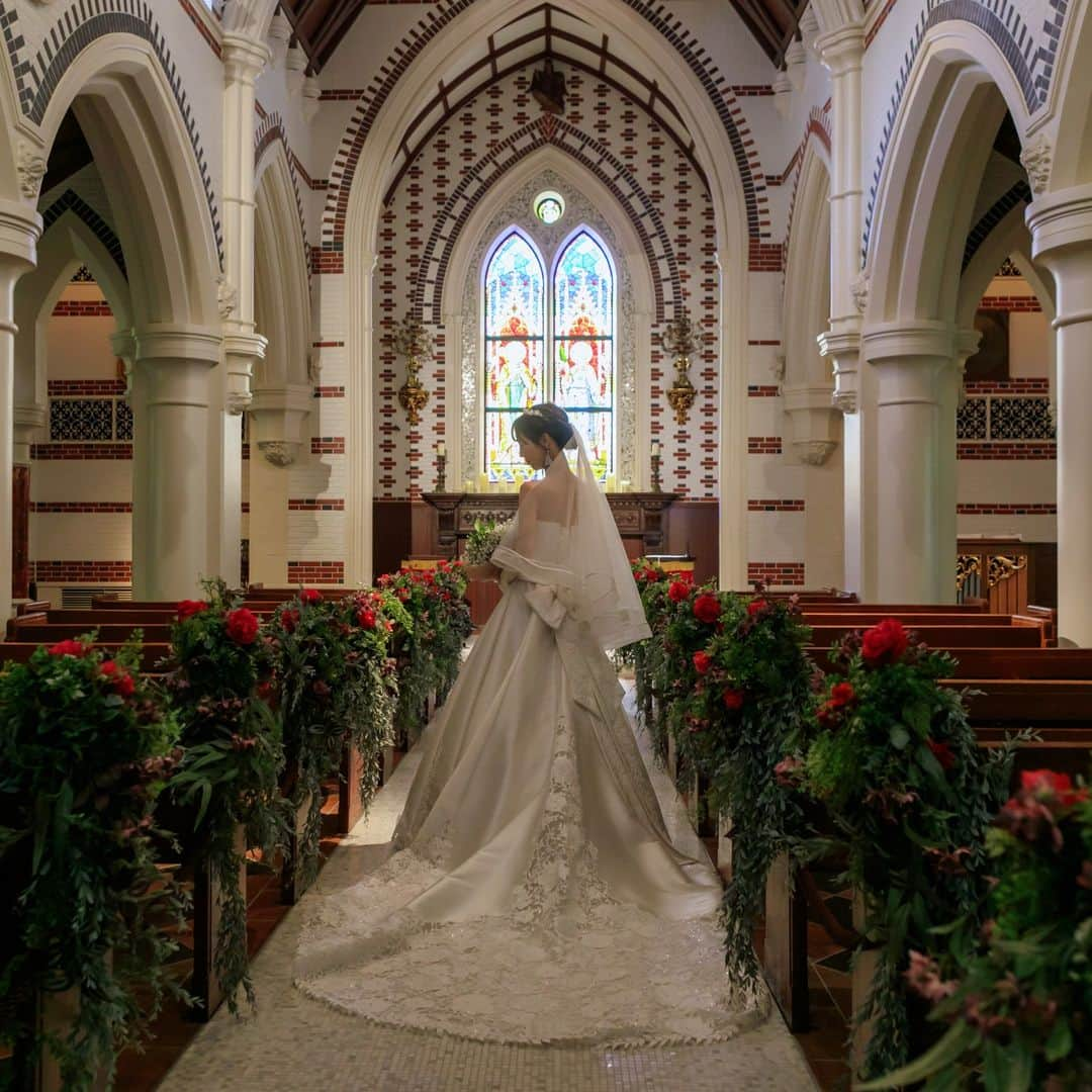 ホテルモントレ京都 ブライダルサロンのインスタグラム：「ベールショット👰🏻‍♀️ #hotelmontereykyoto #ホテルモントレ京都 #モントレ京都 #モントレ京都花嫁 #モントレ花嫁 #モントレ #関西花嫁 #京都花嫁 #wedding #結婚式 #京都結婚式 #烏丸 #四条烏丸 #ホテルウェディング #プレ花嫁 #コロナ禍結婚式 #ウエディングドレス #weddingdress #大聖堂 #大聖堂挙式 #大聖堂ウエディング #大聖堂ステンドグラス #ステンドグラス」