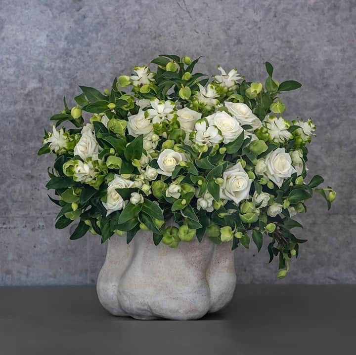 ニコライ・バーグマン・フラワーズ＆デザインさんのインスタグラム写真 - (ニコライ・バーグマン・フラワーズ＆デザインInstagram)「This green and white bouquet is in perfect synergy with the stunning vase by @studio_muff⁠ .⁠ .⁠ .⁠ .⁠ #nicolaibergmann #flowerdesign #ニコライバーグマン #フラワーデザイン #니콜라이버그만 #꽃다발 #букетцветов #ramosdeflores #blumenstrauß」5月15日 19時52分 - nicolaibergmann