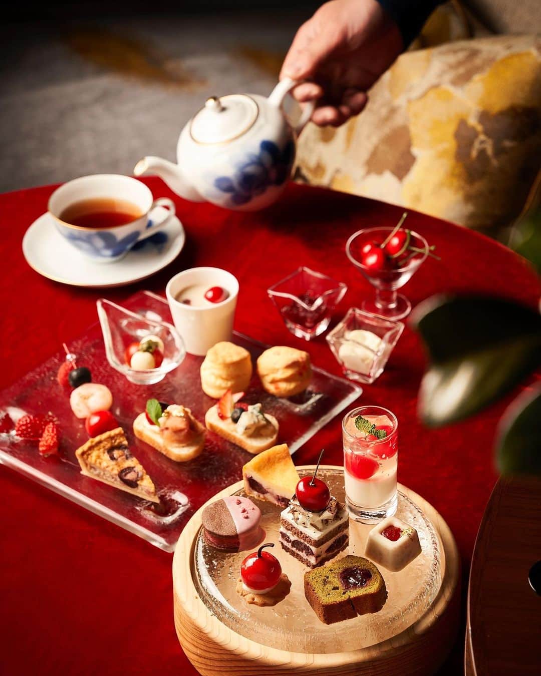 THE WESTIN KYOTO ウェスティン都ホテル京都のインスタグラム：「チェリーとベリーのアフタヌーンティー🍒   旬のチェリーとベリー類を贅沢に使用して、甘みと爽やかな酸味が調和するアフタヌーンティー。まずは、その日おすすめの2種のチェリーをご提供。スイーツは、チェリーのかわいいフォルムに見立てたグリオットムースや甘みと酸味のバランスが絶妙なベリーのガナッシュをサンドしたクッキーサンド、チェリーのほどよい甘みとよく合うベイクドケーキなどの8種が並びます。セイボリーには、生ハムとさくらんぼ、クリームチーズとベリーの2種のオープンサンドをはじめ、食べ応えのある6種をプレートでご用意します。 ご一緒にJING TEAの上質な紅茶や日本茶、コーヒーなどお好みのお飲物をフリーフローでお楽しみください。   【販売店舗】ティーラウンジ「メイフェア」 【期　　間】2023年6月1日（木）～6月30日（金） 【提供時間】 11：30～/12：00～/14：00～/14：30～/15:00～/15:30～（お席は2時間制） 【料　金】6,100円　 【ご予約】 プロフィール欄から「Seasonal　Afternoon　Tea」へ     @westinmiyakokyoto to share your images with us!   #インクライン #チェリー #さくらんぼ　#afternoontea #アフタヌーンティー #ヌン活 #京都好きな人と繋がりたい #京都好き #京都散策 #京都観光 #京都旅行 #京都カフェ #京都スイーツ #westinmiyakokyoto　#ウェスティン都ホテル京都」