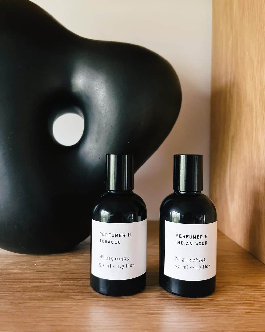 野村仁美のインスタグラム：「New Perfume @perfumerhlondon   旦那のロンドン土産 めちゃくちゃ好みの香り🪵🌿 ありがとう〜  どんどん増える香水とお香  #perfumerhlondon」