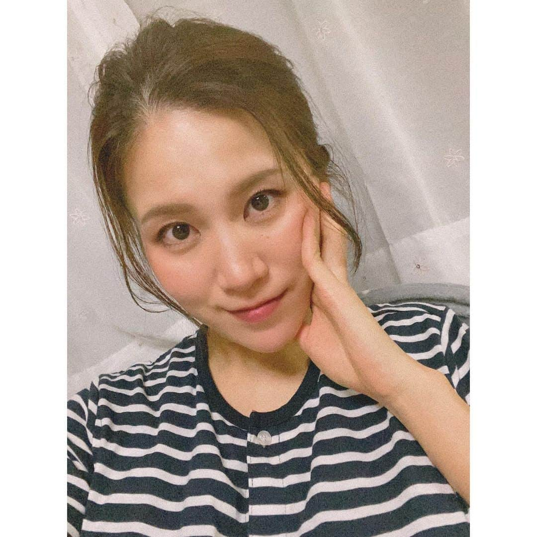 小川麻衣子さんのインスタグラム写真 - (小川麻衣子Instagram)「♪ . 5月12日で心愛 2ヵ月♥️ 早いです🫨 なんで泣くの？って言うのが多くて毎日大変。 今日はまた頭痛を起こしてーの、泣き止まないのが同時に来て泣きました😂 それをわかったのか泣いていた心愛が泣き止んでずっと私を不思議そうに見てました🥹 「ごめんね」と思わず…😭💦 子供は見てるんだなーって思いました😢反省です😣 そんなこんなで毎日やってますが、それ以上に愛しい我が子と一緒にいれる日々を大事にしないといけないと思ってます😢💓 . 色んなママさんと交流したい🙂！ そして早く筋トレ再開したい😂 . #女の子ママ #2ヵ月ベビー #新米ママ #子育てママ #筋トレママの日常 #トレーニング女子 #筋肉女子 #筋トレ女子 #フィットネスライフ #トレーニング #training #fitness #fitnessgirl #피트니스 #피트니스모델」5月15日 19時52分 - maiko_ogawa