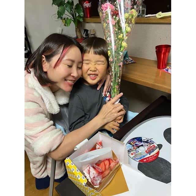 のインスタグラム：「2023.05.14  ❤️母の日❤️  パパと息子から、可愛い花束と美味しいケーキ貰って幸せ🥰  ありがとう🙏🥹💕  母として5年目… まだまだ新米ですが、なるべく怒らず笑、適度に抜きながら、毎日笑顔で、頑張り過ぎず、おおらかな気持ちで母をやりたいです。  #母の日 #mothersday  #flowers  #cake #🍓 #ありがとう #1ピース¥1000のケーキ #高すぎるよでも美味しかった #これでしばらくは私の機嫌は良いです #👨‍👩‍👦 #❤️」