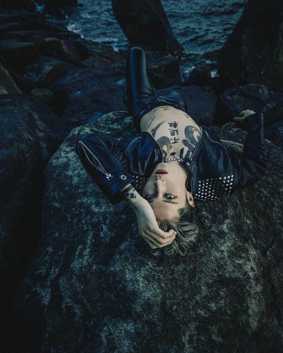 のインスタグラム：「Just arrived back on earth.  🪐🪐  ファンクラブリニューアルしました みんな、是非参加してね  #Repost @miyavi_staff ・・・ ━━━━━━━━━━━━━ 新オフィシャルファンクラブ 本日5/15(月)よりオープン‼ ━━━━━━━━━━━━━  本日より、MIYAVIの新オフィシャルファンクラブがオープンしました！  新しいファンクラブでは、 常に世界を飛び回る MIYAVIと応援するファンが"繋がる"場所として、 鮮度が高いデジタルコンテンツが充実📲  また、新ファンクラブサービスの名称はファンクラブ会員から募集し、 皆さまと一緒に決定する予定です✨  【オフィシャルサイト】 https://japan.miyavi.com/  【月額】 600円(税込)  【FC会員特典】 ・チケット先行予約 ・ファンクラブ会員限定ウェブコンテンツ（ブログ、限定ムービー、ラジオ、限定フォト、Q&A etc） ・ファンクラブ会員限定ミーグリ ・ファンクラブ会員限定ライヴ ・ファンクラブ会員限定グッズ ・バースデーメール ・プレゼント企画 etc  【入会・登録方法】 ▼STEP1 Plusmember ID の取得 ▼STEP2 決済方法選択 ▼STEP3 会員情報登録 ※リニューアルのシステムの都合上、以前の会員情報は引き継くことはできません。  ここでしか見られないMIYAVIを是非、チェックしてください🙌🎉  #MIYAVI」