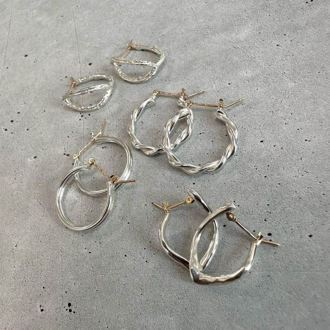 のインスタグラム：「【2023 Summer Collection】 クールな印象のシルバーカラー。 ノジェスらしい繊細さとこだわりのディテールは普段シルバーを身につけない方も挑戦しやすいデザイン。  #nojess #accessories #jewelry #necklace #mynojess #ノジェス #アクセサリー #ジュエリー #ジュエリーコーディネート #リング #チャーム #ピアス #マイノジェス #ジュエリーギフト #おすすめギフト #プレゼント #ご褒美ジュエリー #シルバージュエリー #フープピアス」