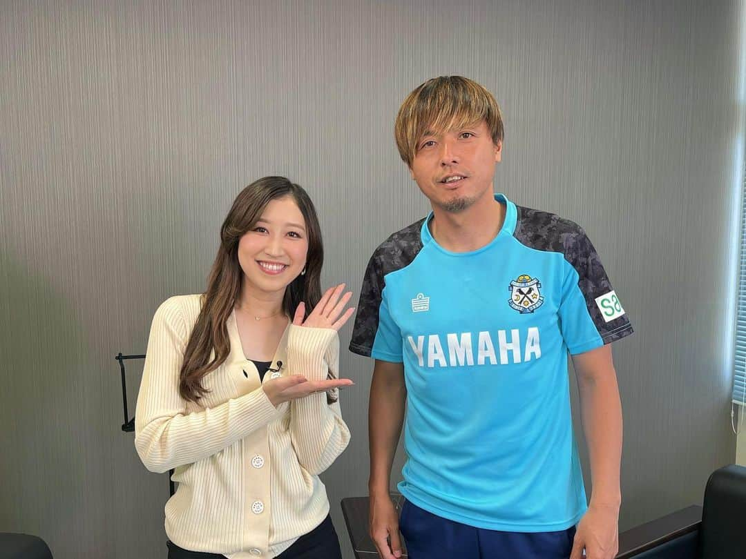 臼井佑奈のインスタグラム：「Jリーグ30周年おめでとうございます⚽️  静岡に来てサッカーに夢中になり、お伝えする立場として7年目。今ではJリーグと連携して番組MCを務めています。 Jリーグに関わる全ての方々に心から感謝。Jリーグには、選手、スタッフ、サポーター、地域の方々、一人ひとりに人生をかけたドラマがあります。皆さんの思いが繋いできた30年。  30年のJリーグのMVPには遠藤保仁選手が選ばれました🎊 一緒に仕事をさせていただいていることが何よりも光栄ですし、近くでプレーを見ることができて幸せです。これからも1プレー1プレーを目に焼き付けたいです。  地球の裏側からJリーグでプレーすることを選んでくれた外国人選手たち。清水のカルリーニョス選手はエスパルス史上初の外国人10番で在籍4年目。 Jリーグがなければこんな素敵な選手にも、私は出会えませんでした。(しかもタメ🥹)  Jリーグ開幕戦に出場されていた北澤豪さん。北澤さんと毎月のようにお会いして一緒にサッカーをお伝えできるなんて、もう7年目ですが今だに信じられません🤷‍♀️  間違いなく私の人生は豊かになっています。これからもJリーグと共に、サッカーを、地域を盛り上げていけますように☺️  #J30 #Jリーグ30周年  #Jリーグの日」