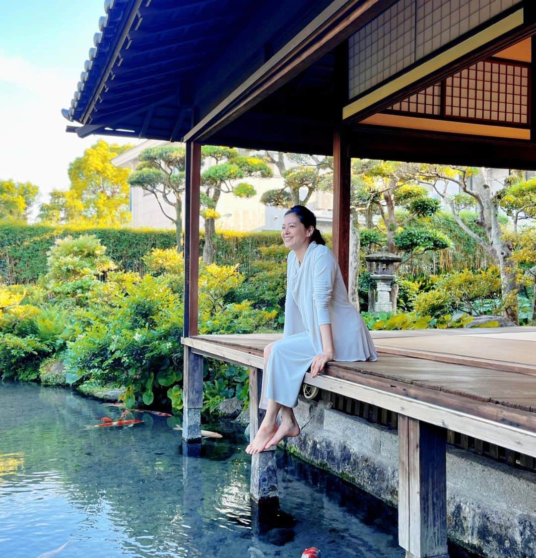 黒谷友香のインスタグラム：「皆さん、こんにちは〜☺️ 今日はちょっと肌寒い感じもする日だったね。 体調管理に気を付けよう〜😙！  写真は、ペニンシュラ応援大使のお仕事で長崎県島原半島を訪れた時のオフショットだよ🤗  1枚目は国の登録有形文化財・湧水庭園四明荘✨ 風情のある建物やお庭を眺めていると、いつまでもこうして座っていたくなる〜。水のせせらぎに癒されました😌  島原市は雲仙山系の伏流水が市内の随所から湧き出してるから「水の都」って呼ばれてるんだって。 お水もまろやかで美味しかったよ！  2枚目は、島原鉄道の大三東（おおみさき）駅🚃 日本一海に近い駅🚉線路の反対側はなんと海に面してるからビックリ‼️こんな駅があるなんてネ😳 眺めが最高でした♪  最後の写真は「がまだすドーム」の屋上からの雲仙普賢岳。 がまだすは、島原地方の方言で「がんばる」という意味。1990年に噴火した雲仙普賢岳。 がまだすドームは『1996年の噴火終息宣言まで、この地で何が起き、何が残ったのか、自然の驚異と災害の教訓を風化させることなく正確に後世へ残すためにつくられました』 ここには大変貴重な資料、展示品などが沢山あって本当に勉強になりましたし、行って良かった場所です。  島原半島の美味しい郷土料理を沢山いただいたり、地元の方々とも交流ができて、とても楽しい旅になりました😊  #ralphlauren#poloralphlauren#乗馬#馬#東京#tokyo#sdgs#着物#ハーブ#長崎#電車#ガーデニング#LOVOT #ラボット#mediaid#diy#日本#日産 #nissan#EV#日産ariya#ai#大鵬薬品工業#バップフォーレディ#エビス#プレミアムケアハブラシ#いち瑠#黒谷友香」