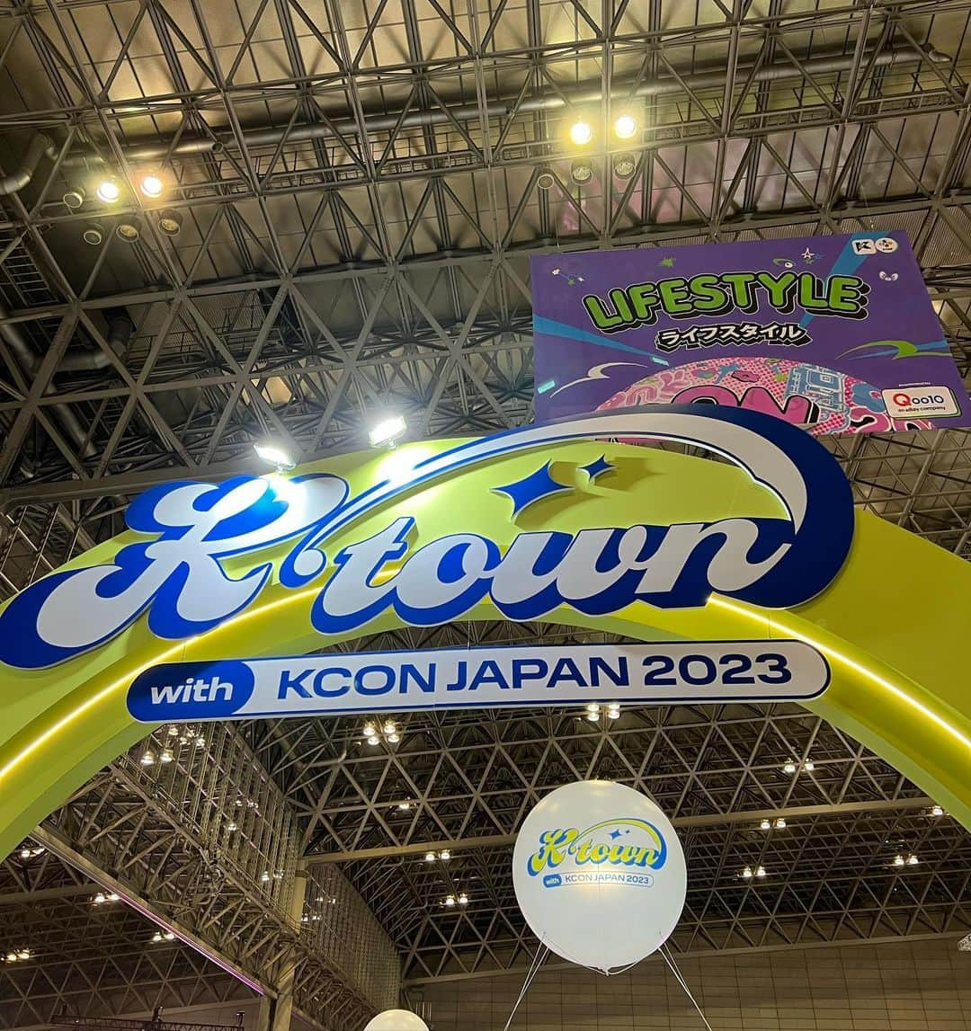 田口珠李さんのインスタグラム写真 - (田口珠李Instagram)「KCON JAPAN2023行ってきました♡  Kトラベルスタンプツアーでは ルーレットが回せたり、 私の大好きなドラマ『ホテルデルーナ』でIUさんが実際に着ていた衣装を見ることができて嬉しかった〜😮‍💨🤍  ビューティーブースでは、 ドクターズコスメのBANOBAGIブースに遊びに行ってきました！ パックもたくさん頂いたのでお肌の状態に合わせて使うのが楽しみ🐻‍❄️  ビューティーブースタグ  @banobagi_japan @fground.coltd_   #バノバギ #BANOBAGI #韓国美容 #ダーマコスメ #韓国コスメ #Kpop #fground.coltd_ #KCONJAPAN2023 #KTOWN #KTRAVEL」5月15日 19時59分 - suaaminm