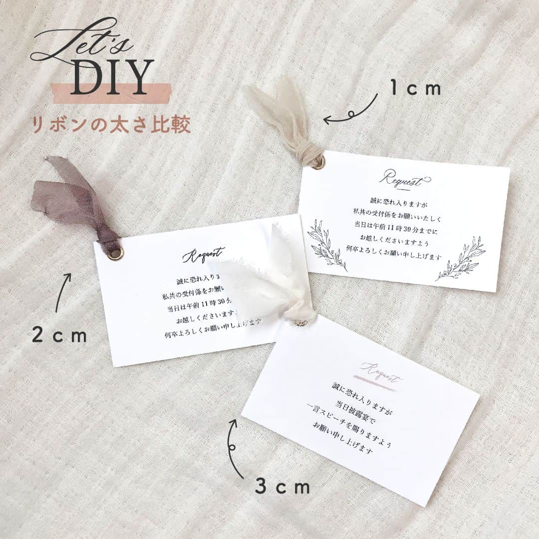 Happy Leafのインスタグラム：「ペーパーアイテムにひと手間加えるDIYアイデアをご紹介✨  ∴‥∵‥∴‥∵‥∴‥∴‥∵‥∴‥∵‥∴‥∴‥∵‥∴  ˗ˏˋ  リボンを使った、大人気のふせんアレンジ🎀  ˎˊ˗ ⠀ 今回は、柔らかい素材のリボンを⠀ ハトメに通して結んだときのイメージを⠀ リボンの太さ別にご紹介✨⠀  簡単に可愛くアレンジできるので、 ぜひ参考にしてください♪ ⠀ 𓐄 𓐄 𓐄 𓐄 𓐄 𓐄 𓐄 𓐄 𓐄 𓐄 𓐄 𓐄 𓐄 𓐄 𓐄 𓐄 𓐄 𓐄 𓐄 𓐄 𓐄 𓐄 𓐄  〖 幅1cm 〗 細身なほど、スタイリッシュでコンパクトなイメージに♪⠀ ⠀ 〖 幅2cm 〗⠀ 1cmのときよりも、結んだあと幅の広がりが出て 優しい印象に♡⠀ ⠀ 〖 幅3cm 〗 更にふんわりと女性らしく、可愛らしい雰囲気に🎀⠀  𓐄 𓐄 𓐄 𓐄 𓐄 𓐄 𓐄 𓐄 𓐄 𓐄 𓐄 𓐄 𓐄 𓐄 𓐄 𓐄 𓐄 𓐄 𓐄 𓐄 𓐄 𓐄 𓐄  リボンの種類によっても差がでてくるので⠀ ご自身のイメージに合わせて検証してみてくださいね◎    #happyleaf #ハッピーリーフ #招待状 #席次表 #席札 #メニュー表 #ペーパーアイテム #ペーパーアイテム手作り #招待状手作り #プレ花嫁 #プレ花嫁準備 #全国のプレ花嫁さんと繋がりたい #プレ花嫁さんと繋がりたい #結婚式準備 #結婚式diy #2023夏婚 #2023秋婚 #結婚式招待状 #ちーむ0924 #ちーむ0930 #ちーむ1007 #ちーむ1008 #ちーむ1009 #ちーむ1014 #ちーむ1015 #ちーむ1021 #ちーむ1022 #ちーむ1028 #ちーむ1029」