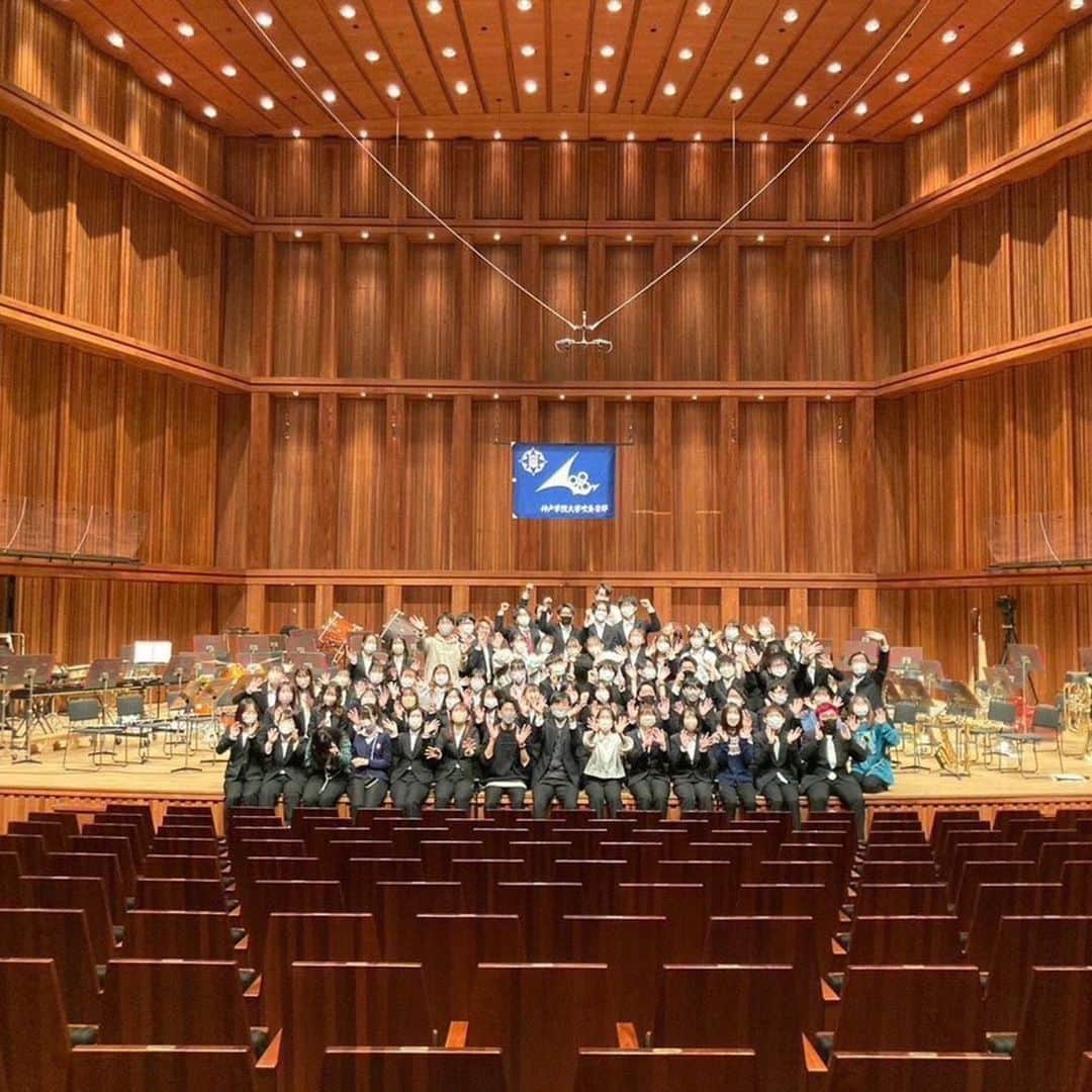 神戸学院大学さんのインスタグラム写真 - (神戸学院大学Instagram)「. ＼神戸学院大学　春の部活動紹介🌸／ 今回ご紹介するのは吹奏楽部です。 コンクール金賞を目指して日々努力しています！  🌟部員の人数 →53人  🌟活動場所 →神戸学院大学 有瀬キャンパス 第一文化体育館(森記念文化体育館)2階  第1音楽練習室 他  🌟活動時間 →週2日休み  平日  17:30-20:30  土曜日  13:30-17:30  日曜日  10:00-15:00  🌟活動内容 → 個人パート練習 学生指揮者によるセクション練習・合奏 松井先生による合奏  🌟業績 → 第69回兵庫県吹奏楽コンクール 大学部門 金賞🥇 第69回兵庫県吹奏楽コンクール 一般部門 銀賞🥈 第72回関西吹奏楽コンクール 大学部門 銀賞🥈  第50回兵庫県アンサンブルコンテスト大学部門  クラリネット四重奏  金賞🥇 サックス八重奏  金賞🥇 第50回兵庫県アンサンブルコンテスト一般部門 金管八重奏  銀賞🥈  🌟その他の本番 →野球応援や駅伝応援📣  船依頼演奏🚢  神戸まつりでのパレード  🌟高校生に伝えたいこと →本学吹奏楽部は、経験者に限らず、初心者も多く活躍しています。学生生活最後の4年間、私たちと充実させましょう。入部お待ちしております！  --------------------------------⠀ ⠀ 神戸学院大学のアカウントでは 学生が実際に撮影した等身大の情報を公開中✍️ @kobegakuin_university_koho ぜひフォローして応援お願いします📣 ⠀ -------------------------------- ⠀ #神戸学院大学 #学生広報サポーター #神戸学院学生広報グループ #辻ゼミナール #ブランディング研究会 #神戸学院 #神戸学院大 #kobegakuin #kobegakuinuniversity #吹奏楽部 #吹奏楽 #ブラスバンド #ブラバン #吹部 #部活紹介 #部活動紹介 #サークル #サークル紹介 #音楽 #学生指揮者 #吹奏楽コンクール #課外活動 #楽器演奏 #大学生 #大学生活 #大学紹介 #受験生とつながりたい #大学生の日常 #受験生応援」5月15日 20時00分 - kobegakuin_university_koho