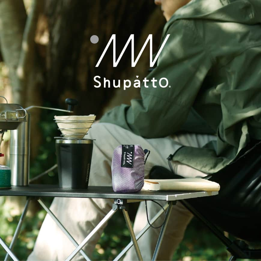 マーナ（おさかなスポンジ、立つしゃもじ、落としブタ）のインスタグラム：「【本日(5/15)発売】Shupatto バッグの新シリーズ「ライトアウトドア」  「Shupatto POP-UP STORE」でも大好評でしたShupatto バッグの新シリーズ「ライトアウトドア」が本日より発売となりました。  ①ファスナー付きで中の荷物が出ない ②撥水生地で雨やレジャーにも安心 ③コード付きで携帯しやすい  さらに機能が増え、外遊びでも日常でも、強い味方になるアイテムです。ぜひお使いいただき、感想など投稿いただけたらうれしいです。  ▼Shupattoのアカウントもあるのはご存知ですか？ぜひこちらもフォローお願いします。 @shupatto_official_jp   ▼その他の投稿もお楽しみいただけます @marna_inc  ------------ Design for smile 暮らしを、いいほうへ。 marna｜マーナ  【オンラインショップ】 https://marna.jp/  【特集｜コラム】 https://marna.jp/features/ ------------  ✂︎ --------- tag -------- ✂︎ #marna #マーナ #マーナのある暮らし #丁寧な暮らし #Shupatto #シュパット #エコバッグ  #便利アイテム #便利グッズ #POPUP #立川 #グリーンスプリングス #本日発売」