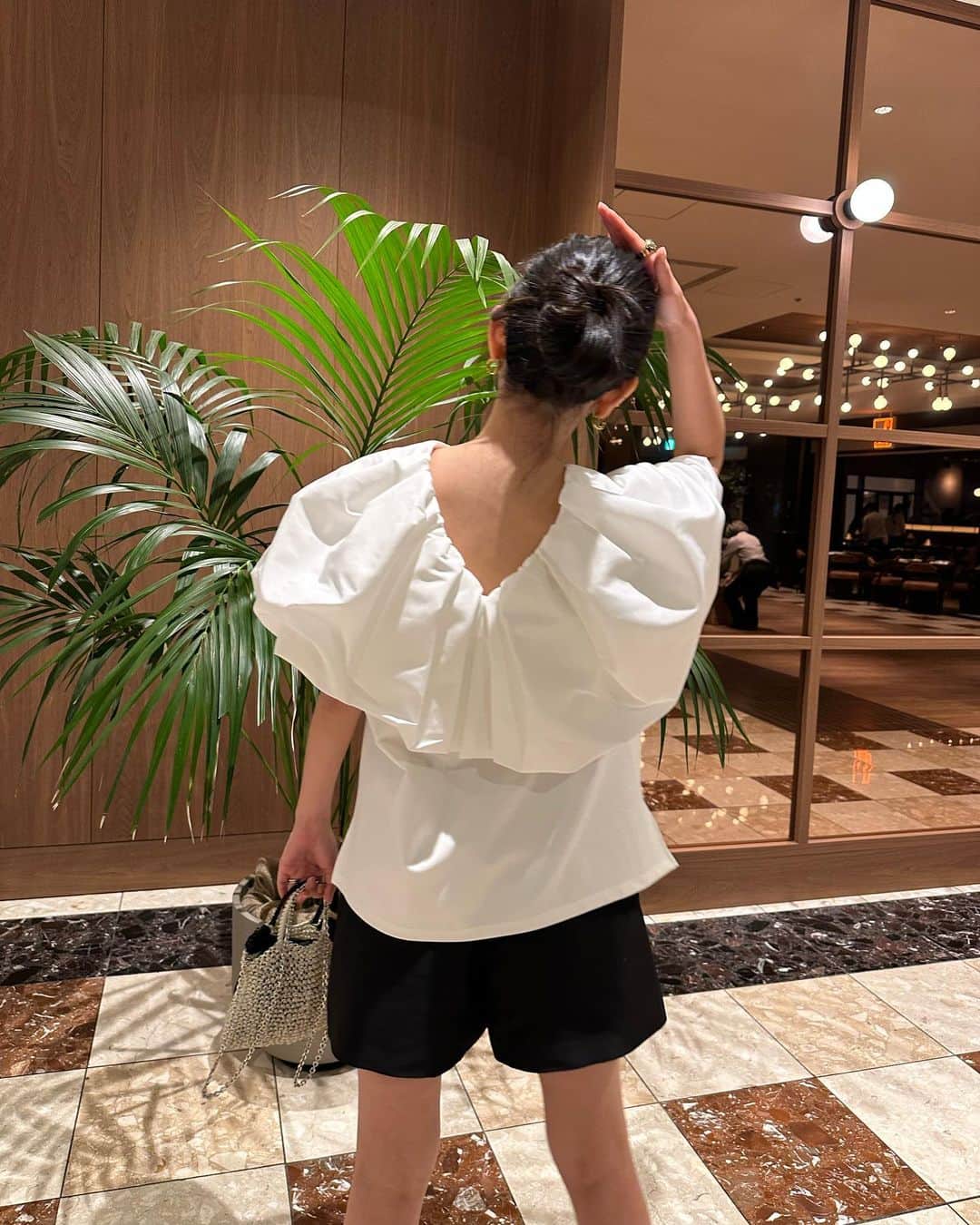 鈴木詩織のインスタグラム：「みきやと念願のパンケーキ食べて、話して時間足りなくてすぐ日程決めた日🥞🥹  6by系列のお店なので、有楽町の6byのパンケーキが食べれるのです🤍🩶 甘じょっぱくてとっても好きなパンケーキでした😋  この日は【天使の羽ブラウス】と勝手に呼んでるブラウス×カットソーがドッキングしたトップスを着てたよ😇  後ろ姿がめちゃくちゃ可愛いのです♡ パタンナーさんが何回も修正してくださって、多分大変だったデザイン。。。  大部分がカットソーなので意外と着やすい&合わせやすいです🤍✨ この日は雨だったからショーパン合わせにしたのですが、意外とアウトでも良い感じの丈感！  ホワイトとネイビーの2色展開です🩵  ⁡  #shiorin_styling#meri#ミリコのミリ活」